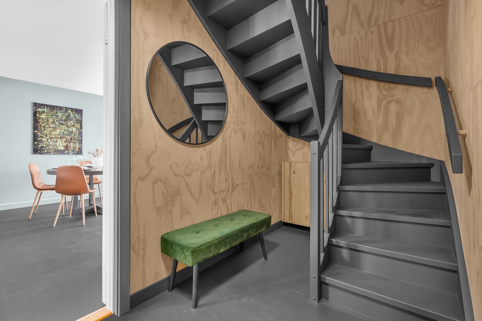 God oppbevaringsplass også under trapp Galleribilde