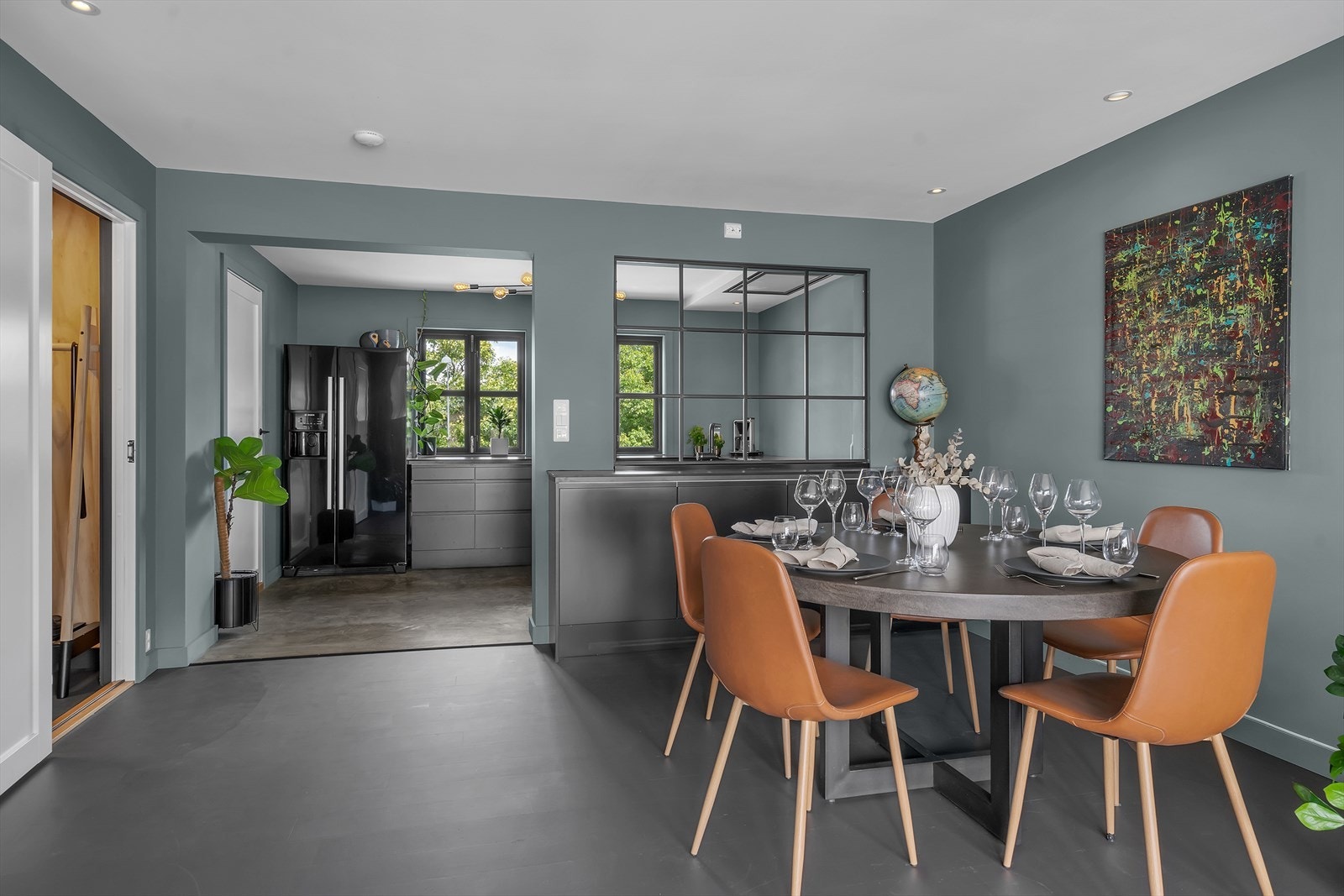 Naturlig sone for spisebord i overgang mellom stue og kjøkken Galleribilde