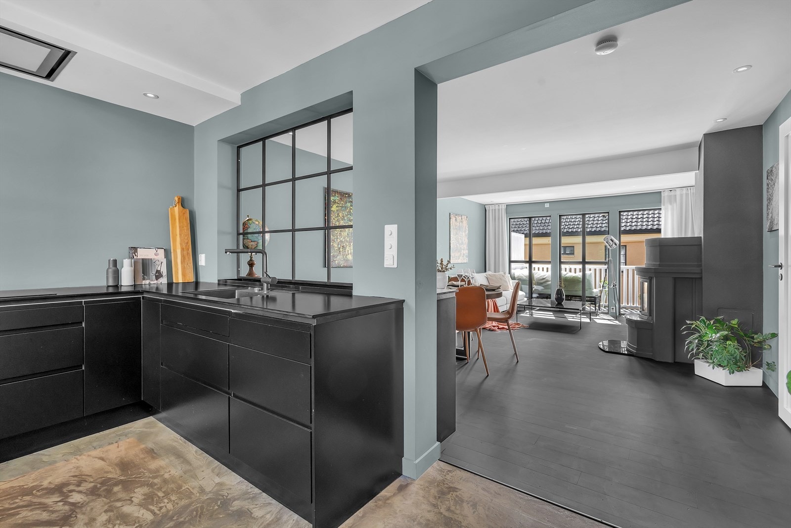 Elegant overgang fra stue til kjøkken Galleribilde