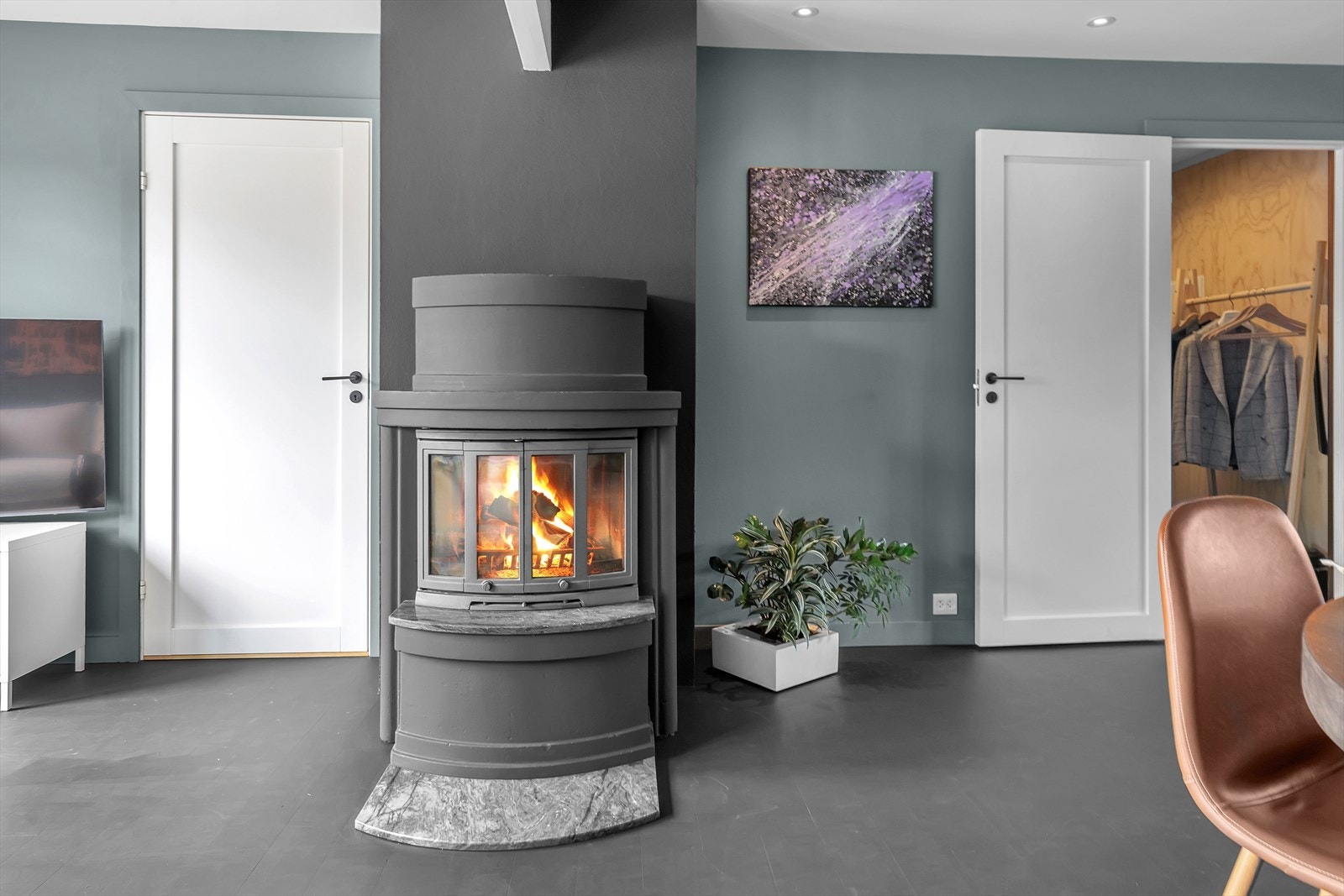 Vedovn i stuen som varmer godt på kalde dager Galleribilde