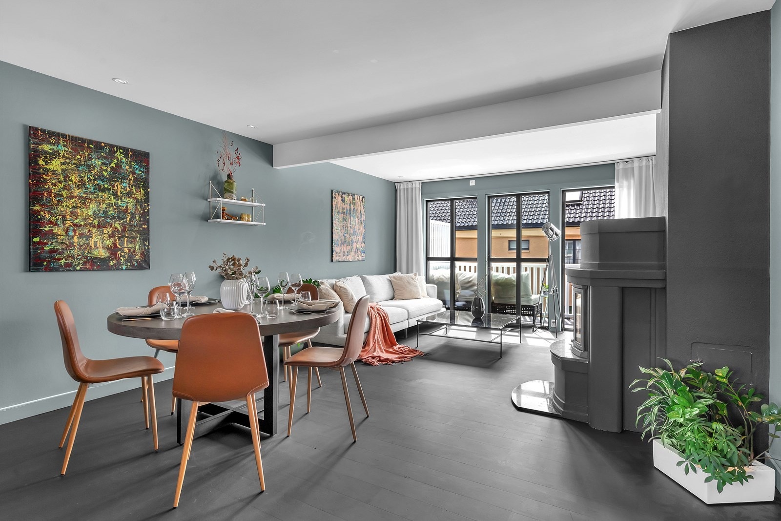 En åpen og flott stue malt i moderne farger Galleribilde