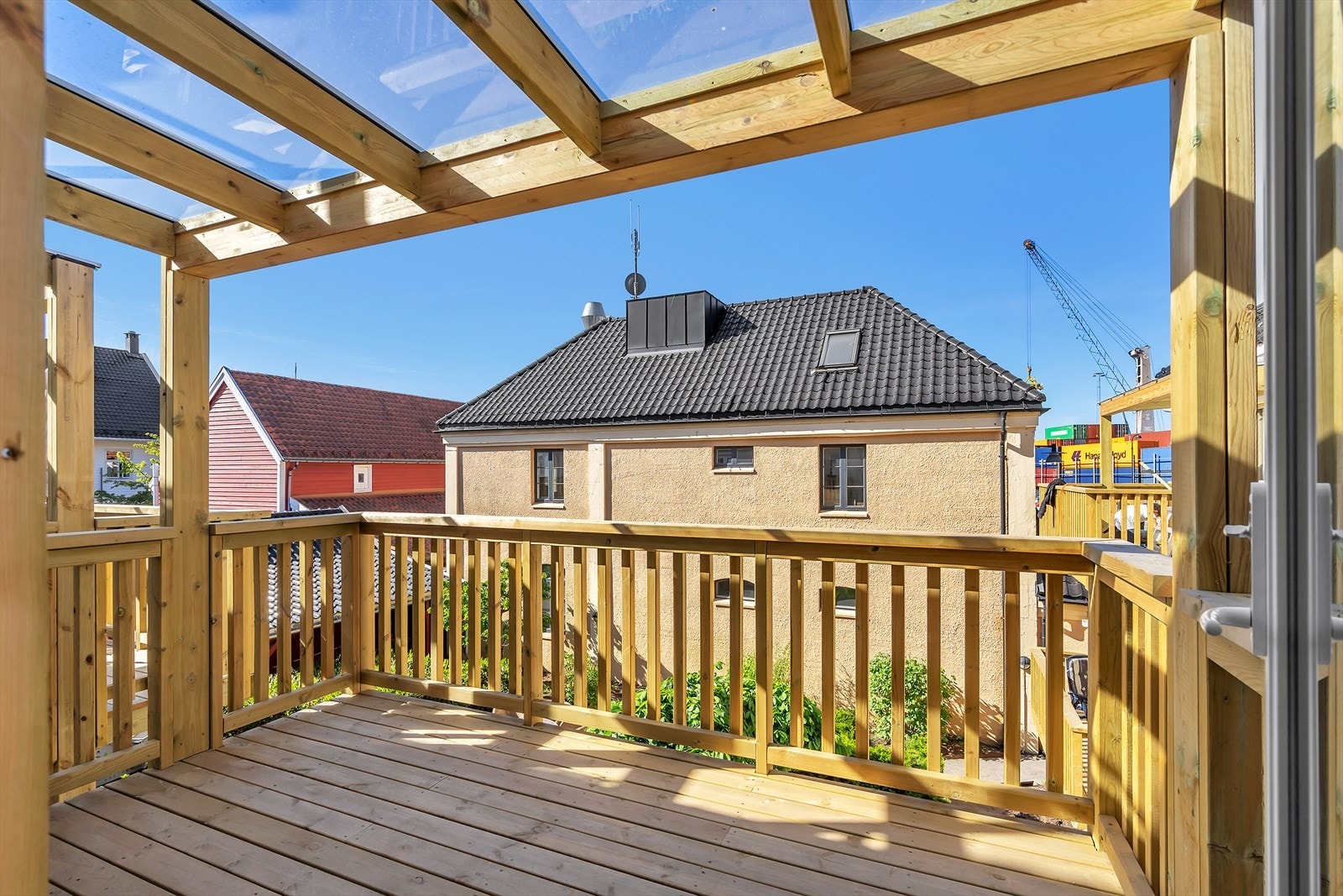 Trivelig utsyn mot fellesarealene fra verandaen Galleribilde