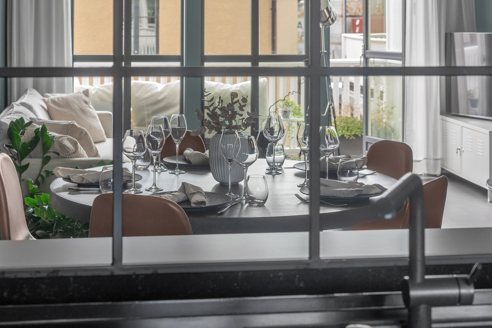 Her er det enkelt å holde praten gående med gjestene i sofaen mens man tilbereder maten Galleribilde