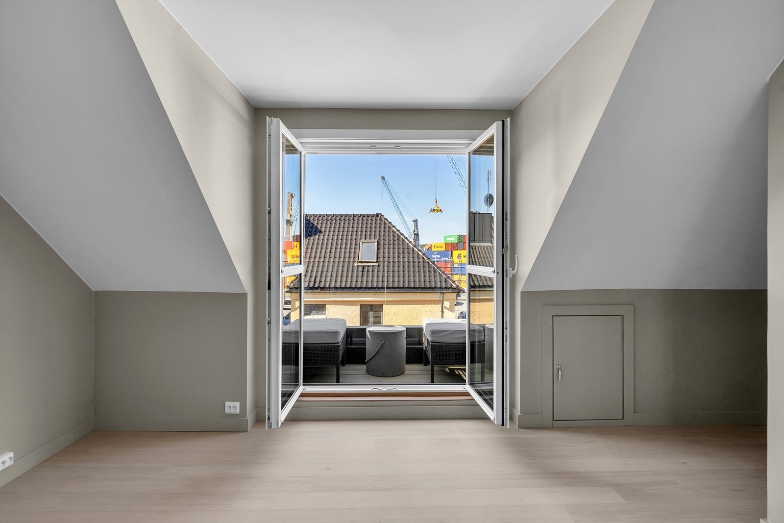 Dobbel glassdør som åpnes inn i rommet Galleribilde