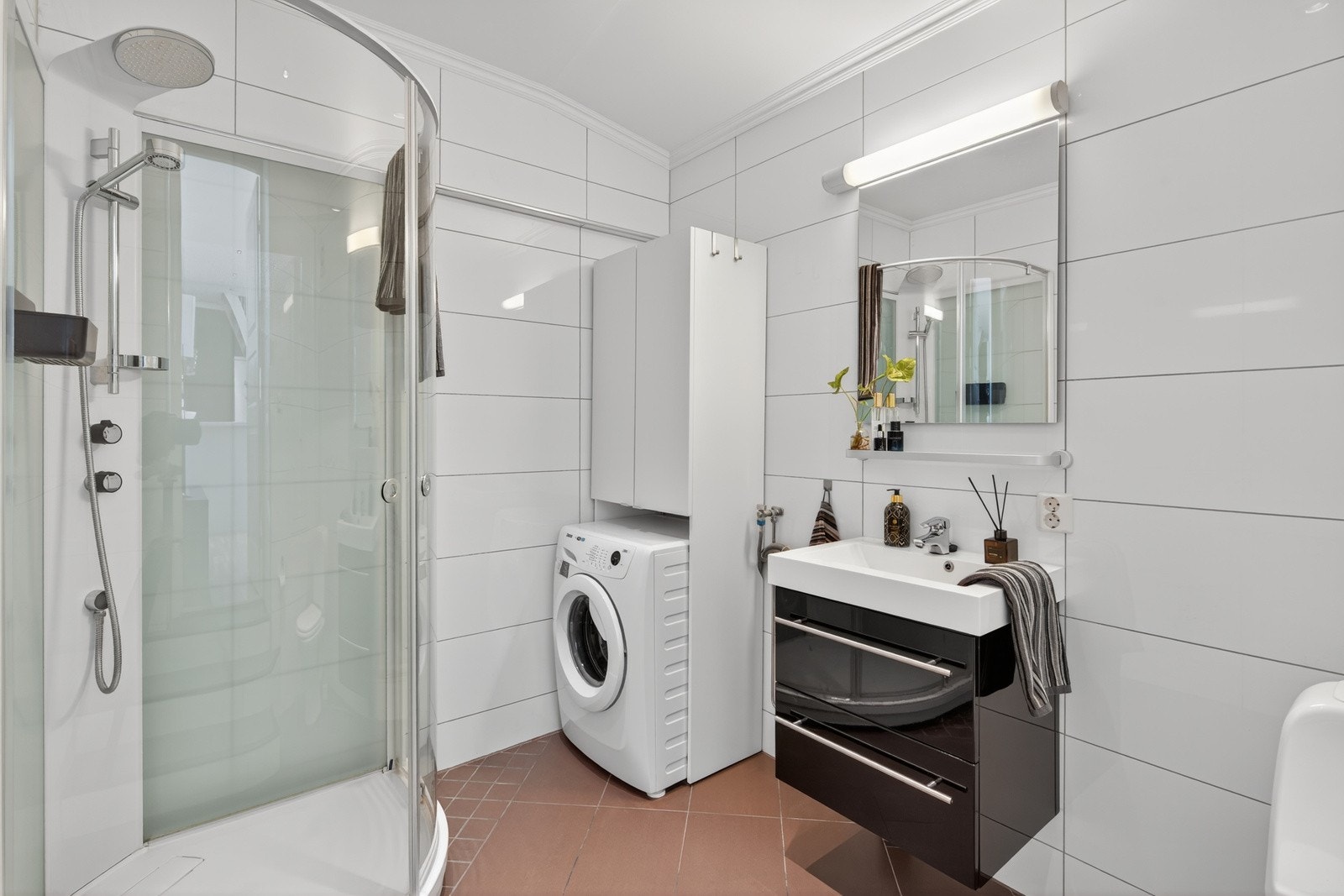 Badet er helfliset med varmekabler i gulvet og downlights i taket Galleribilde
