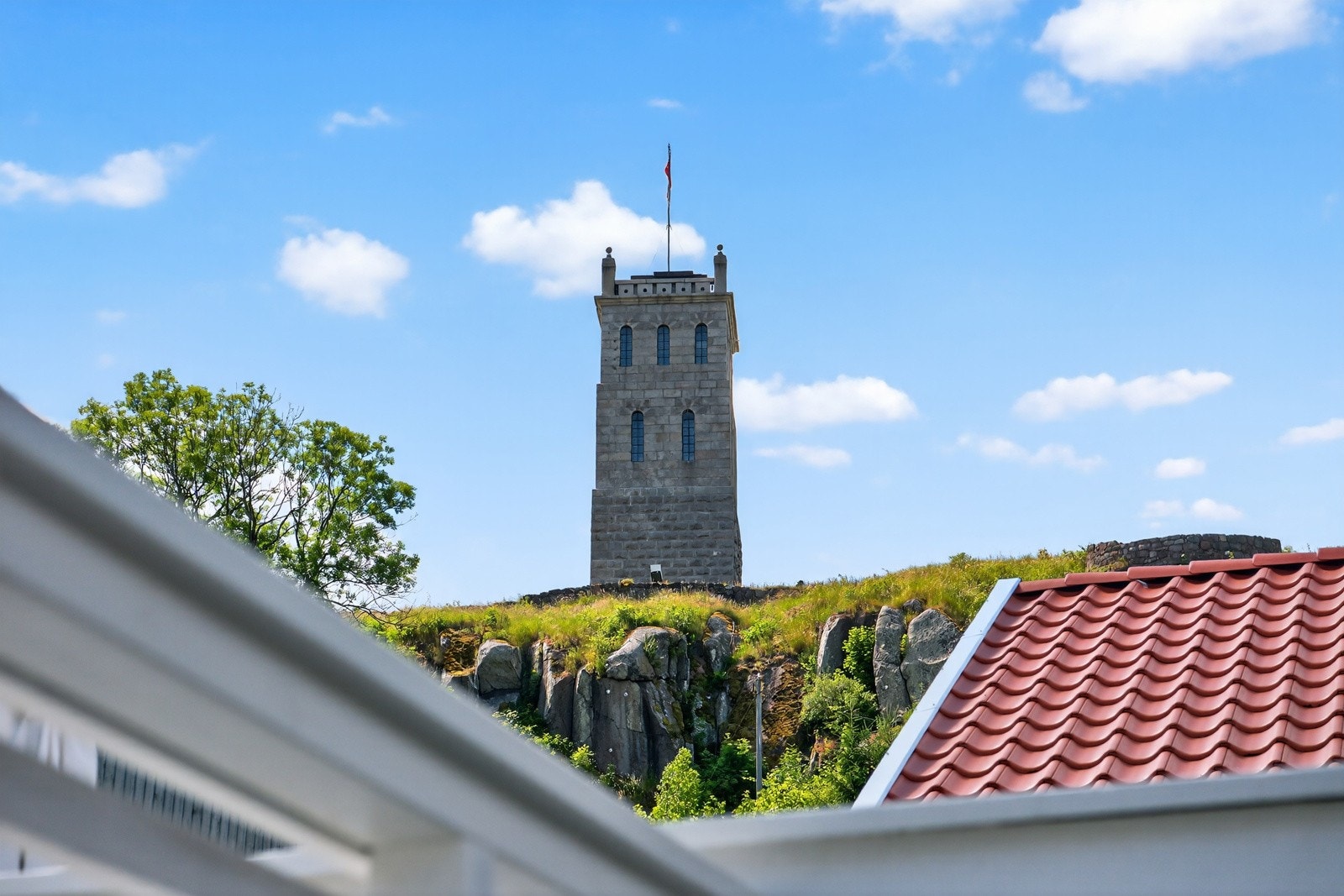 Det er kun en liten spasertur opp til Slottsfjellet Galleribilde