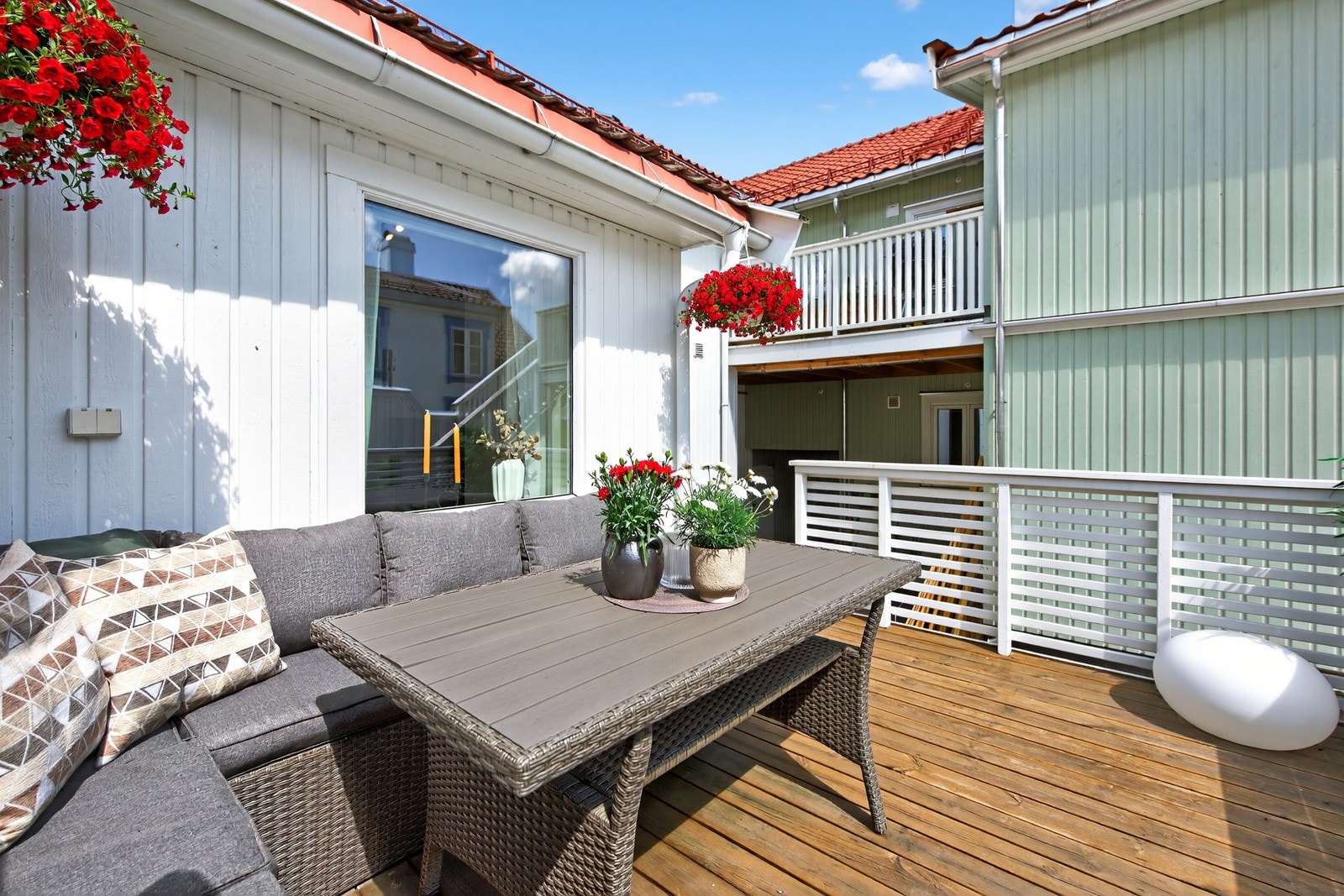 Ved inngangspartiet har du en privat og fin terrasse på 12 m2 Galleribilde