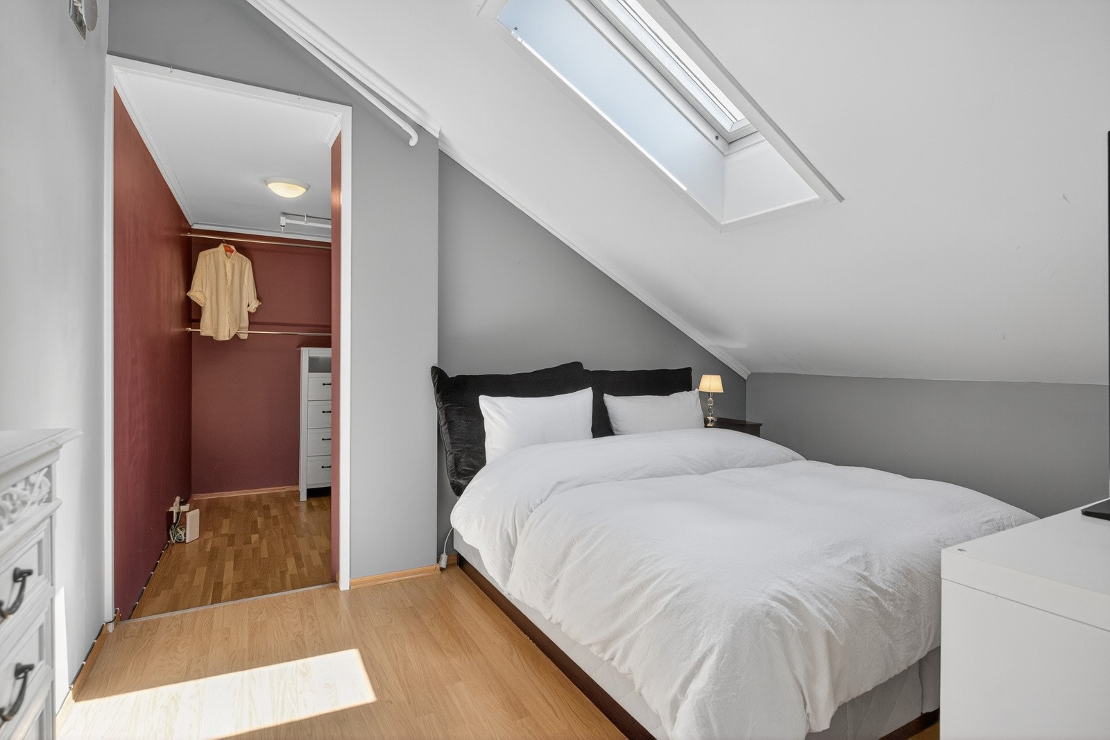 Soverommet er tilknyttet walk-in-closet Galleribilde