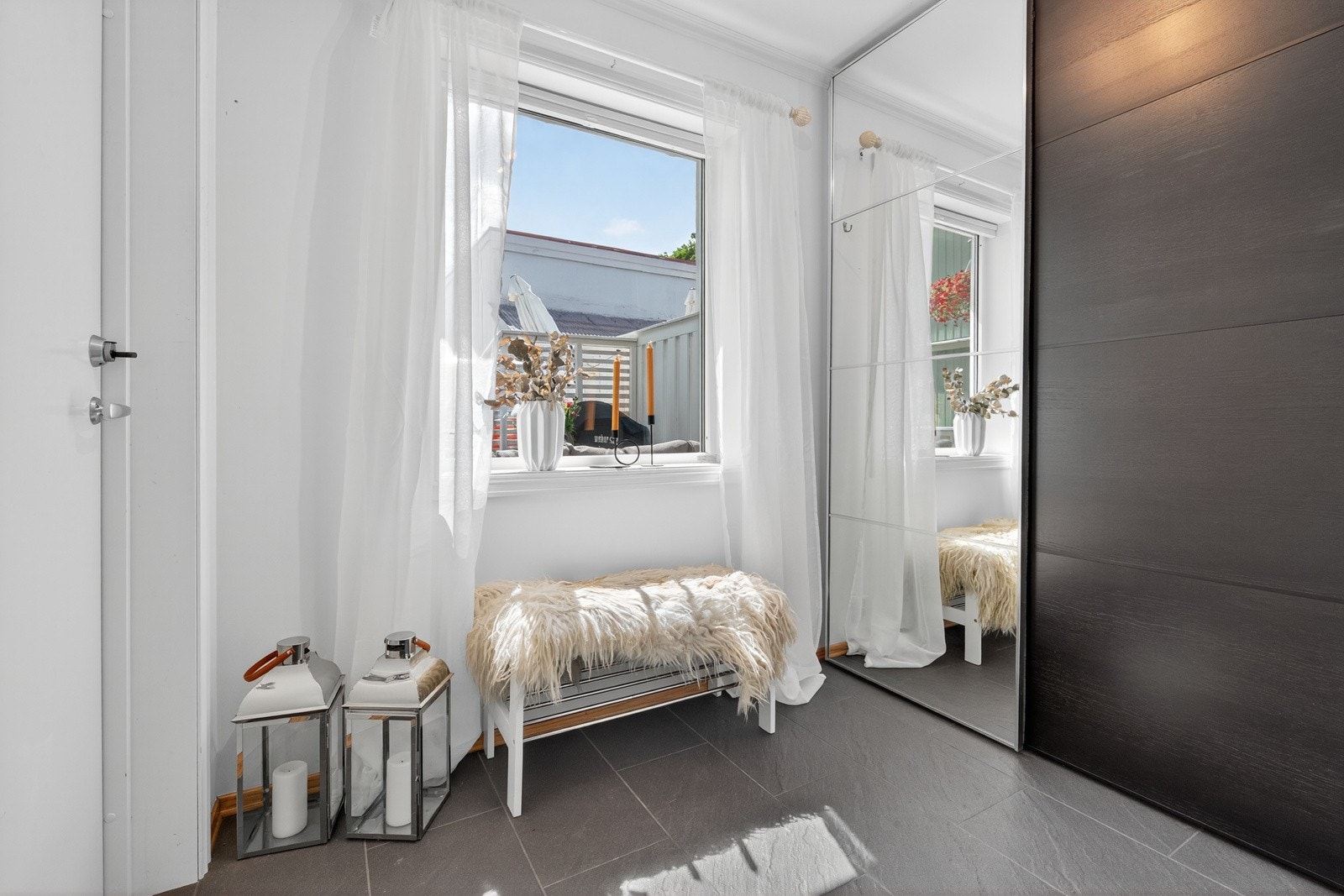 Her har du skyvedørsgarderobe med speildør, samt plass til oppbevaring for sko Galleribilde