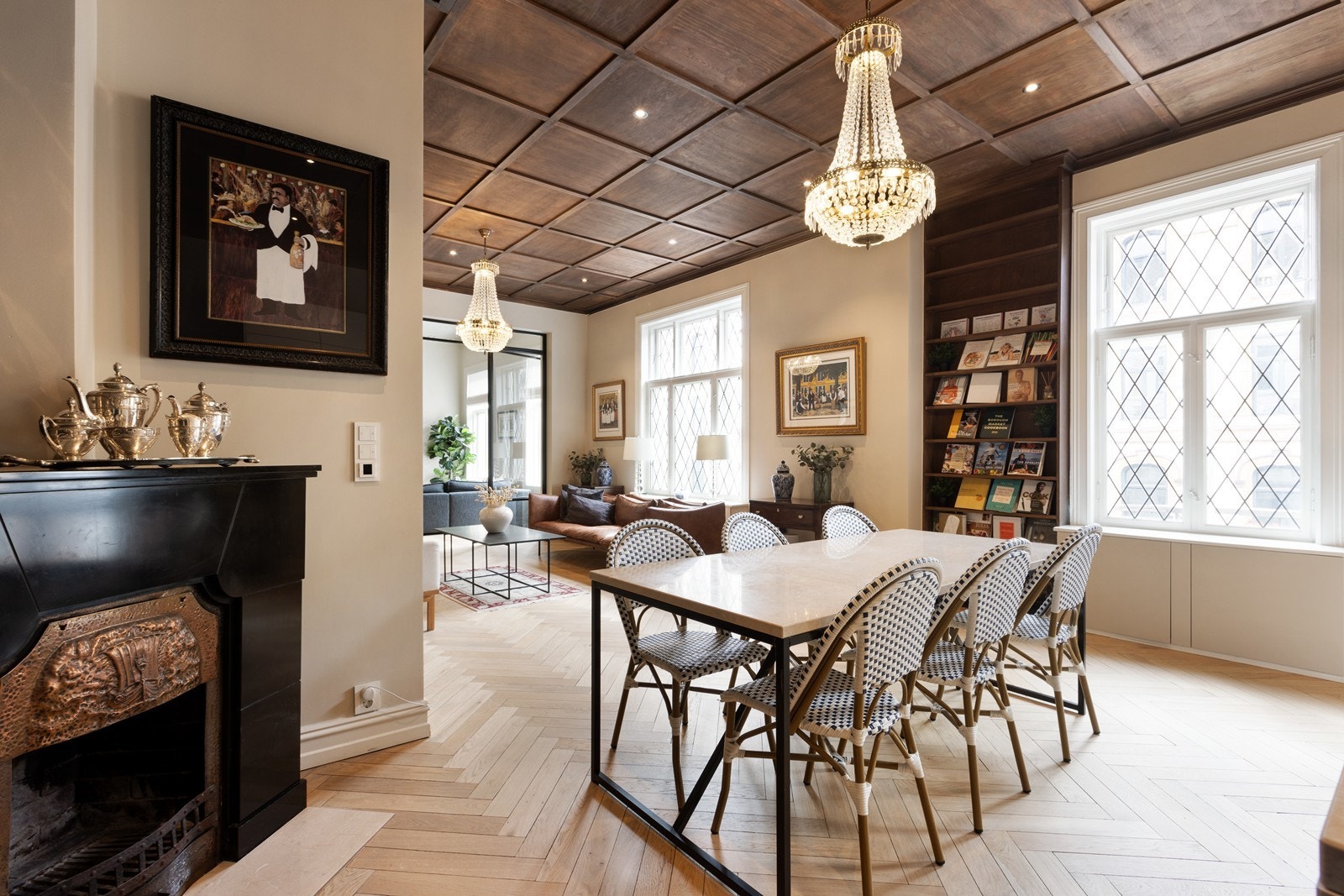 Ildsted i nær sagt alle soner. Gjennomgående eldede, heltre eikegulv i fiskebensmønster. Galleribilde