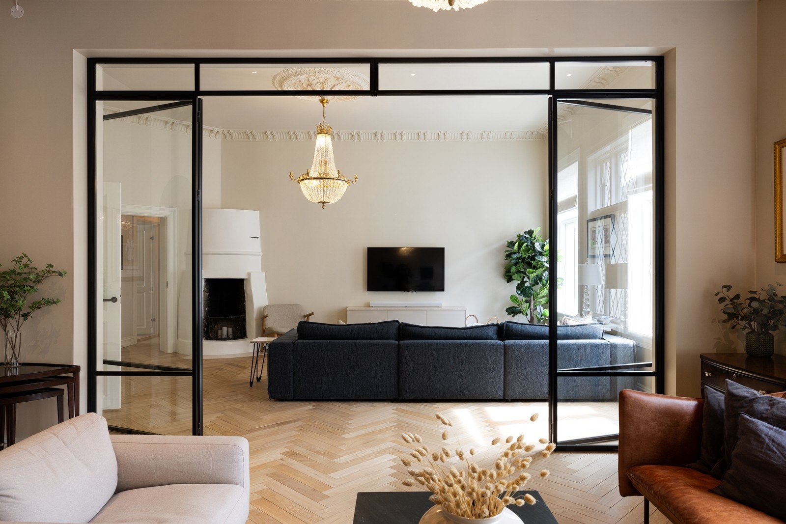 Kjøkken + 2 rommelige stuer på rad adskilt av en spesialdesignet, tofløyet glassdør. Mulig å åpne opp videre inn mot det som i dag benyttes som stort soverom. Galleribilde