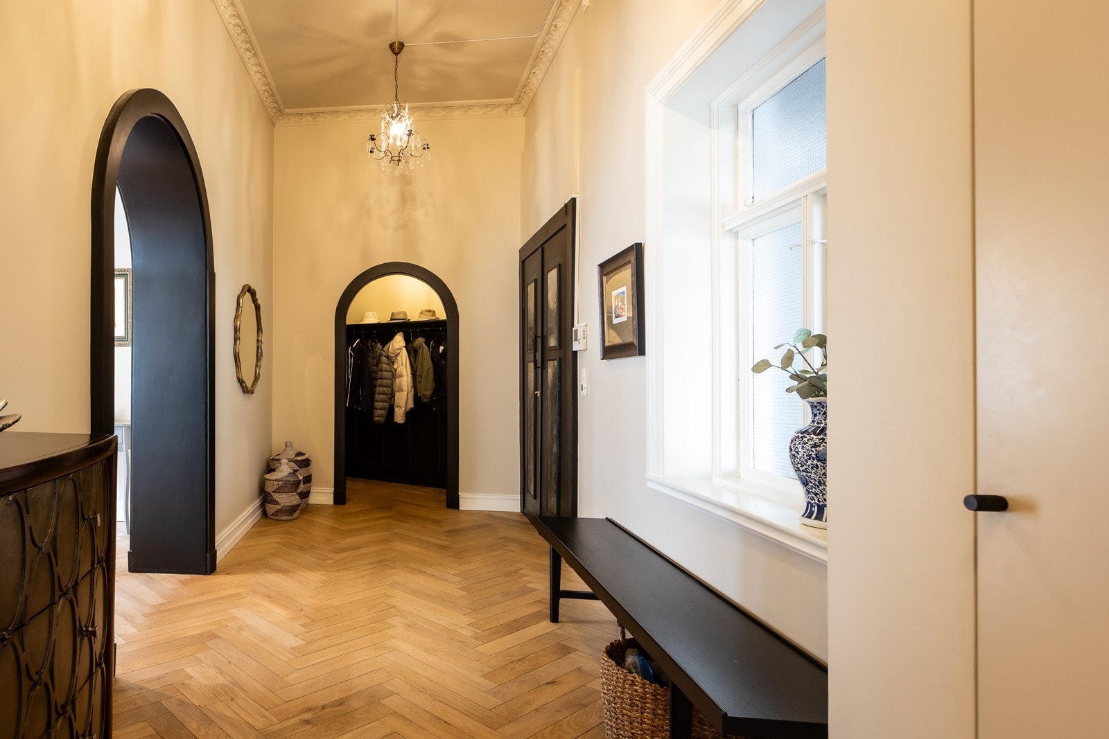 Hall med garderobe-nisje og flotte buede åpninger Galleribilde