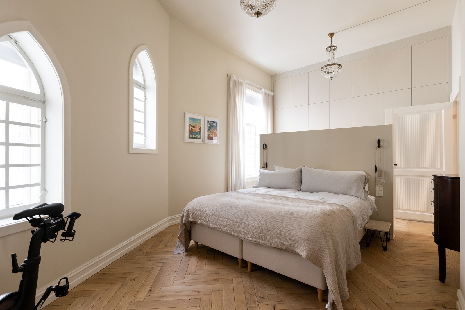 Stort soverom 1 mot indre gård med integrerte skap Galleribilde