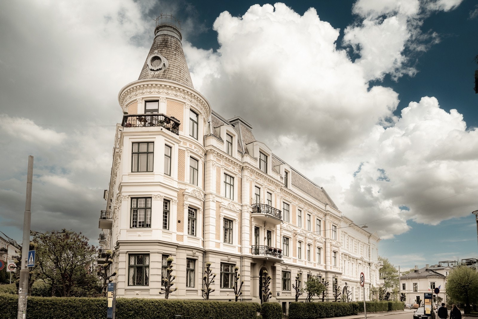 Vakker tidstypisk boliggård sentralt beliggende mellom Slottsparken og Uranienborgparken. Gangavstand til sentrum, Bogstadveien/ Hegdehaugsveien og Frogner for øvrig. Galleribilde