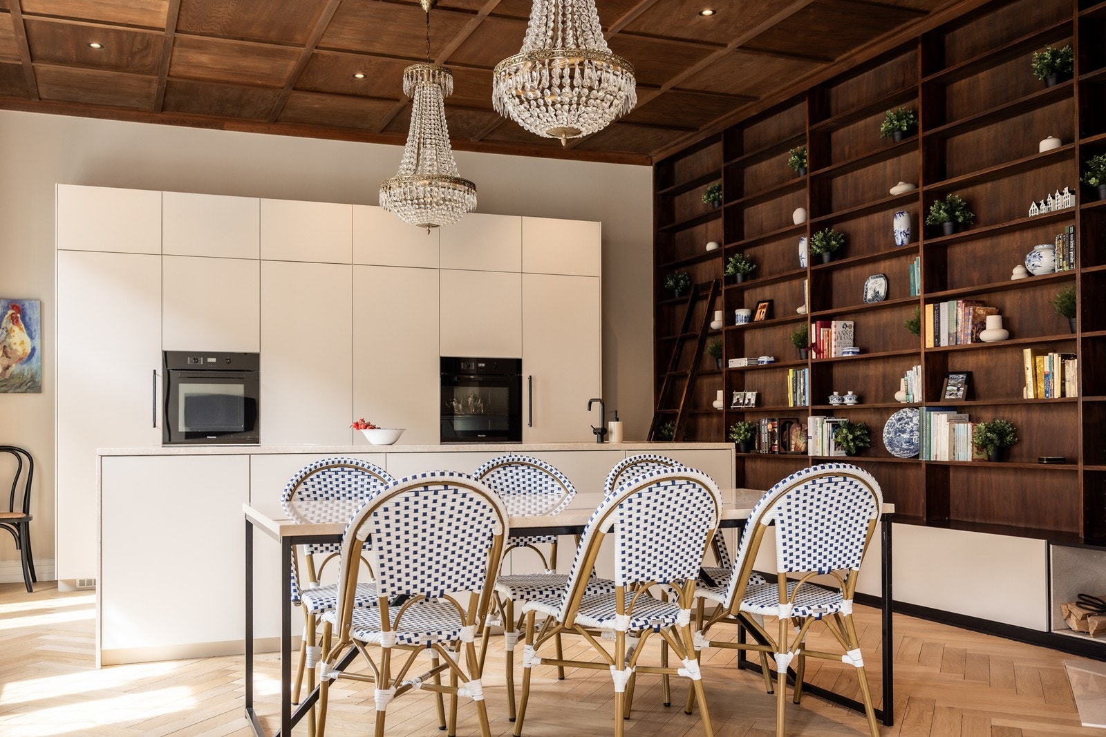 Herlig himlingshøyde med snekkerbygde hyller til kjøkkenet Galleribilde