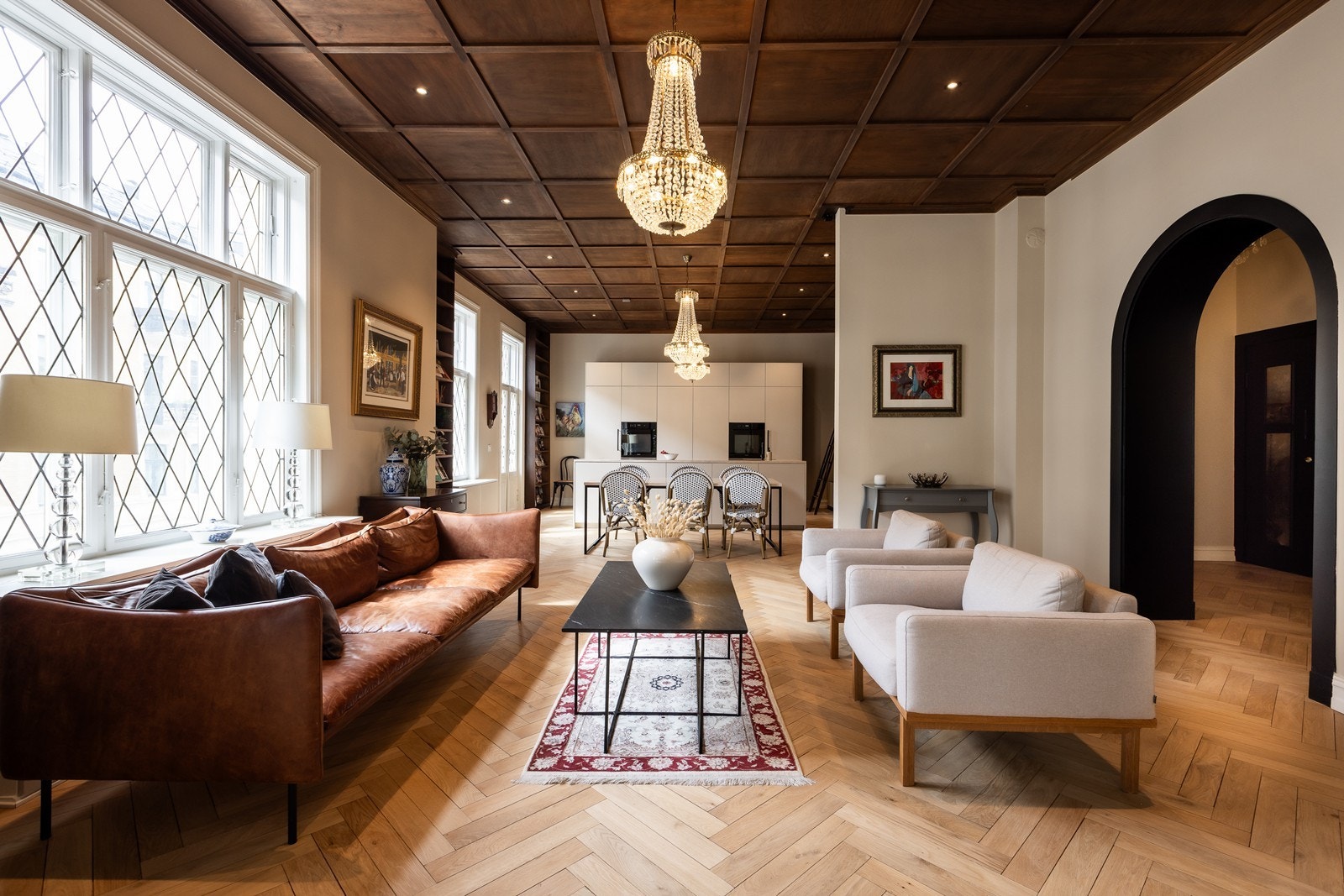 Stor og lekker klassisk 5/6-roms selveier, med høy standard, suveren takhøyde, 5 ildsteder, solrik balkong, 3 soverom, 2 bad, mm. Galleribilde