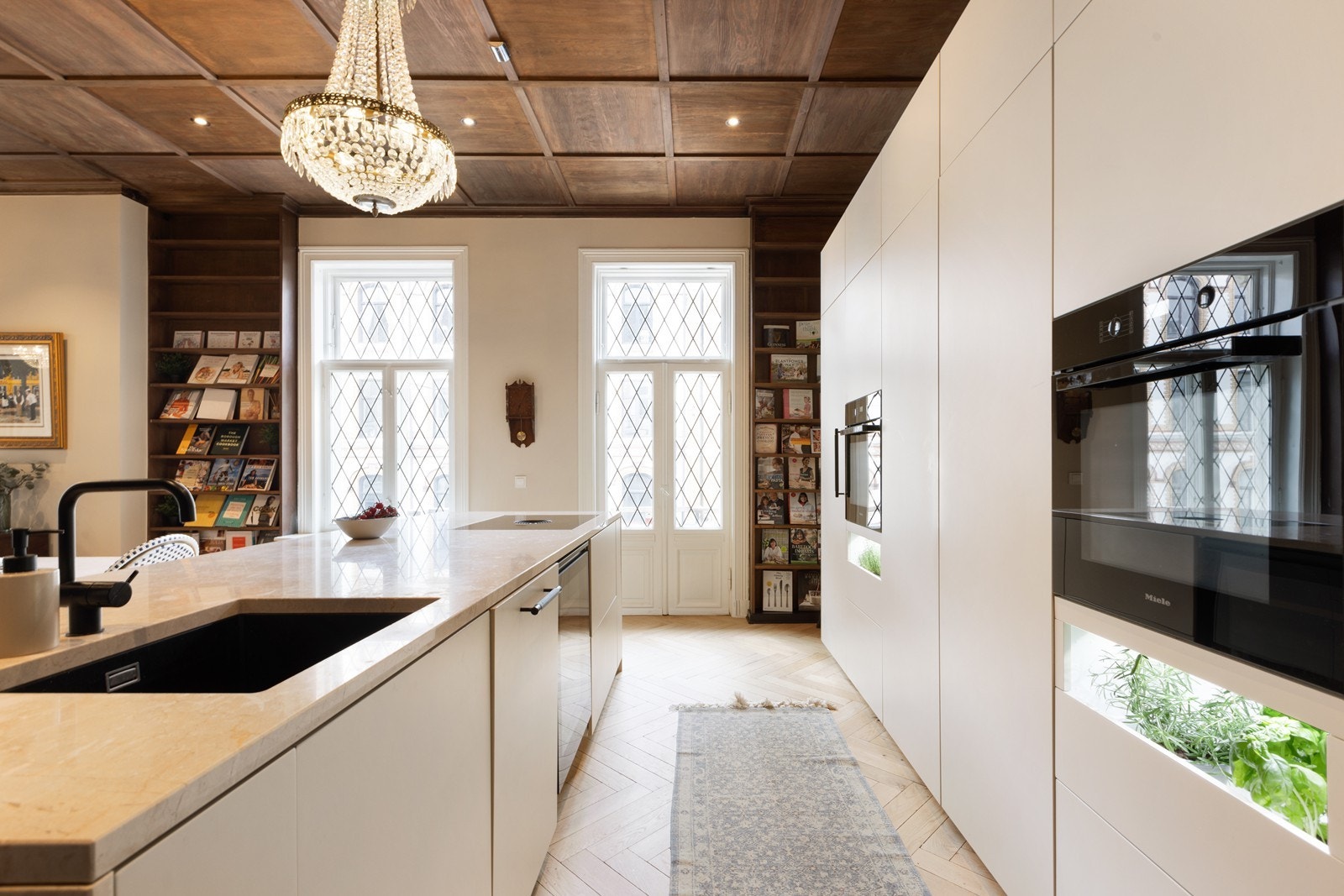 Åpent kjøkkendesign med god skap- og arbeidsplass. Lang kjøkkenøy med eksklusiv italiensk marmor. Galleribilde