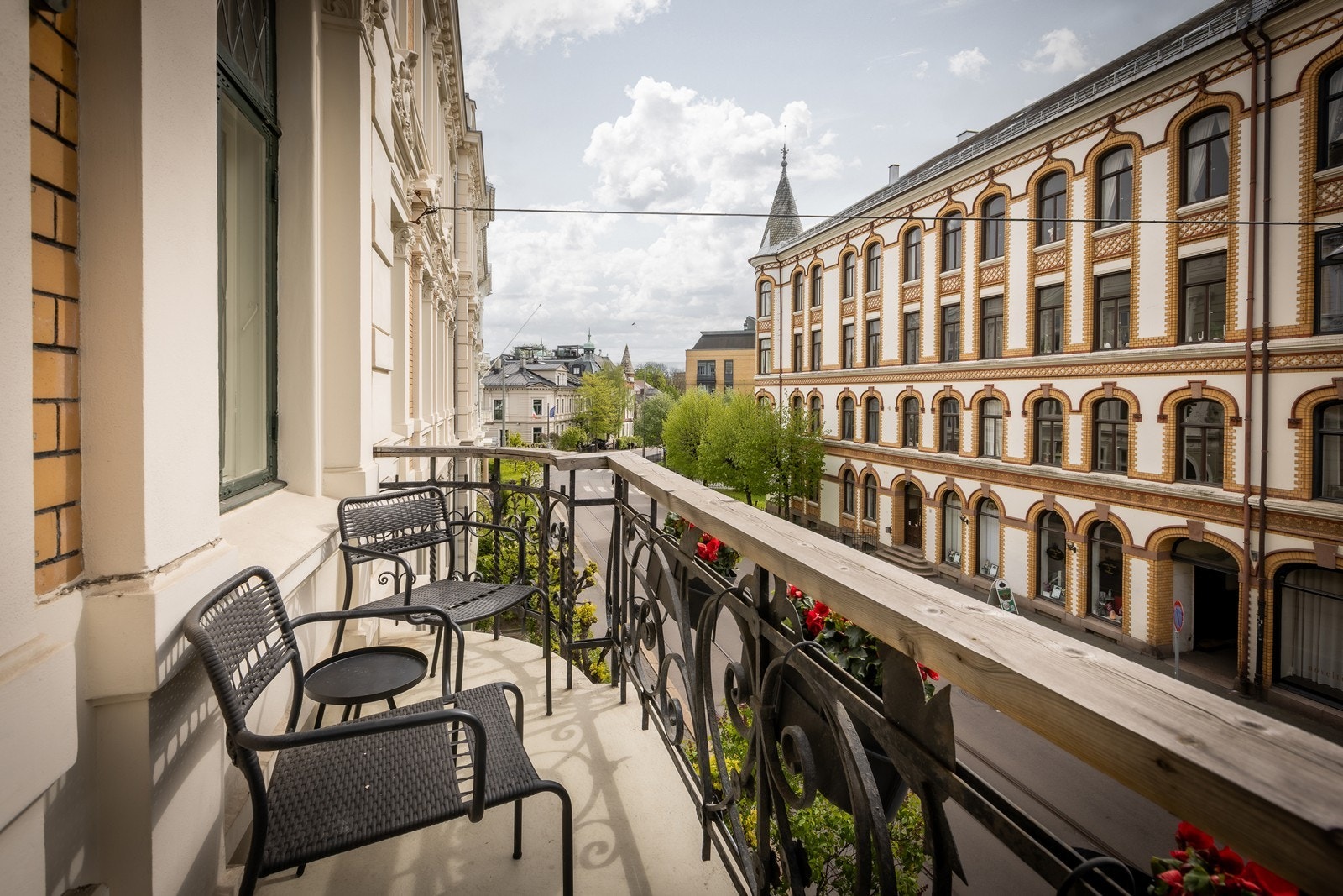 Sørvendt balkong med fine solforhold Galleribilde