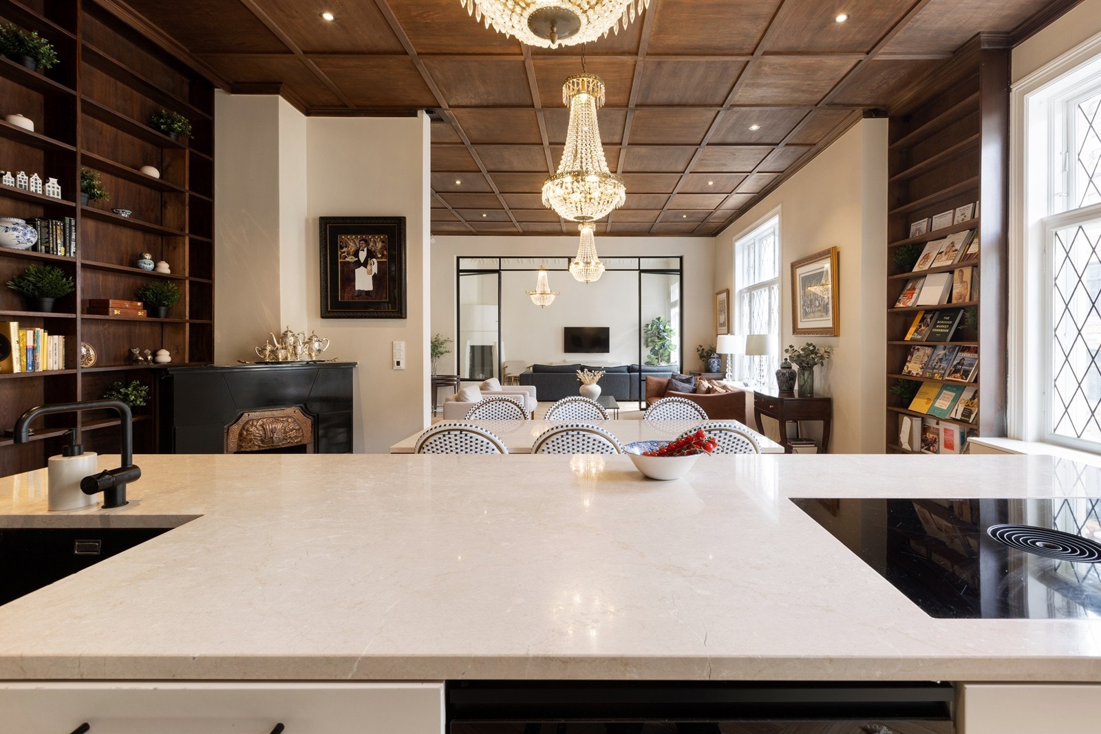 3 store rom på rad. Sosial, romslig og flott oppholdssone. Galleribilde