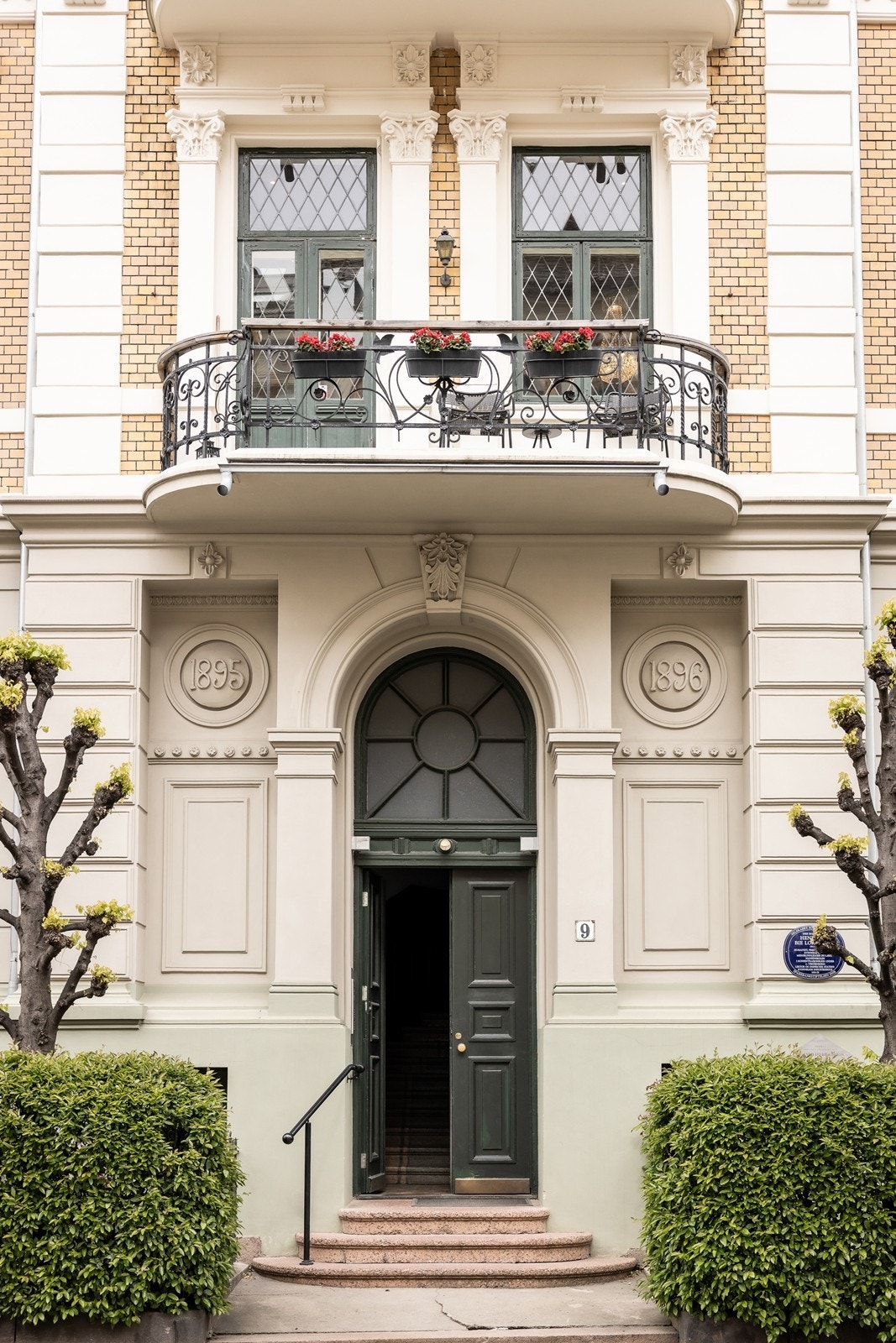 Vakker klassisk bygård med store leiligheter i veldrevet sameie. Høyreist 2.etg. Galleribilde