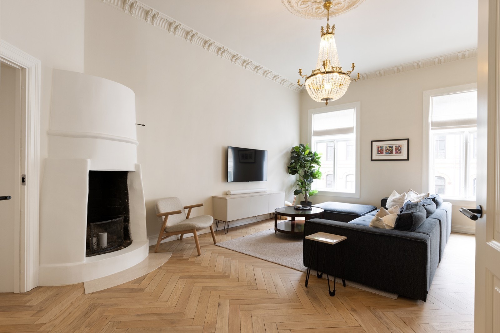 Stue med klassisk himlingslayout og peis Galleribilde