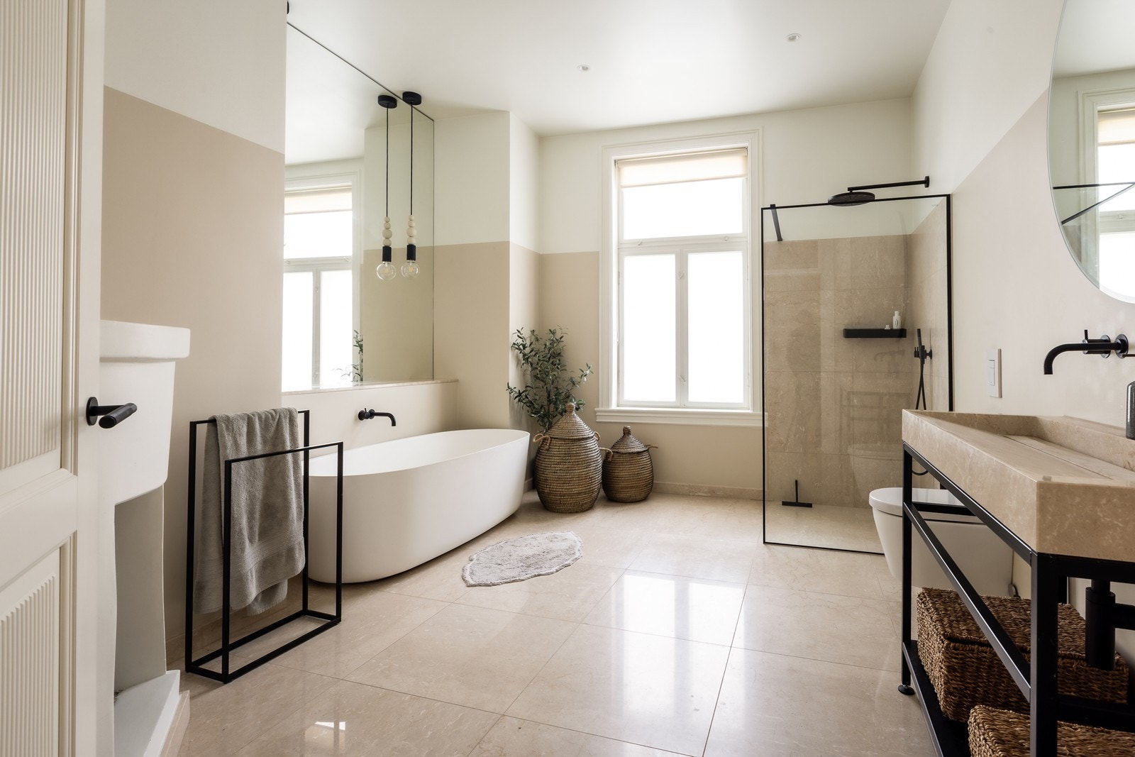 Rommelig og behagelig baderom, med italienske marmorfliser, peis og spa-følelse. Innebygde blandebatterier/armaturer. Galleribilde