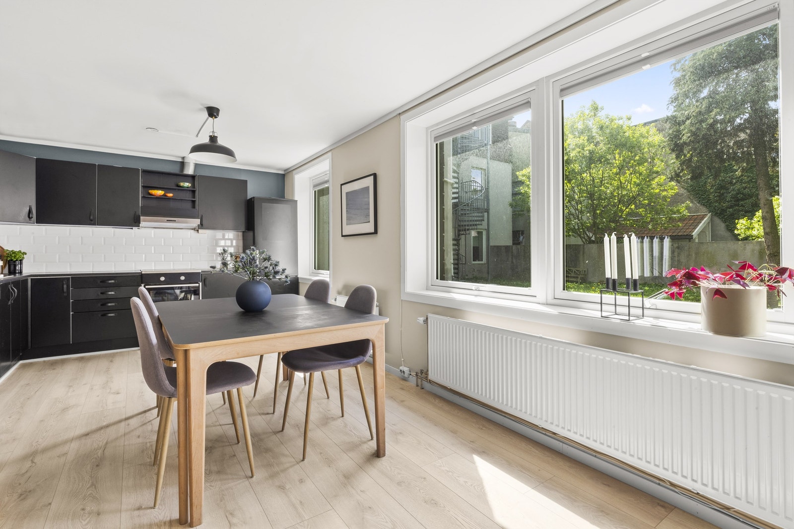 Velkommen til Dronningens gate 77 - En lys og hyggelig 3-roms eierleilighet med god planløsning over 2 etasjer, sentral beliggenhet i Kvadraturen, tilbaketrukket bakgård med felles takterrasse og hage Galleribilde