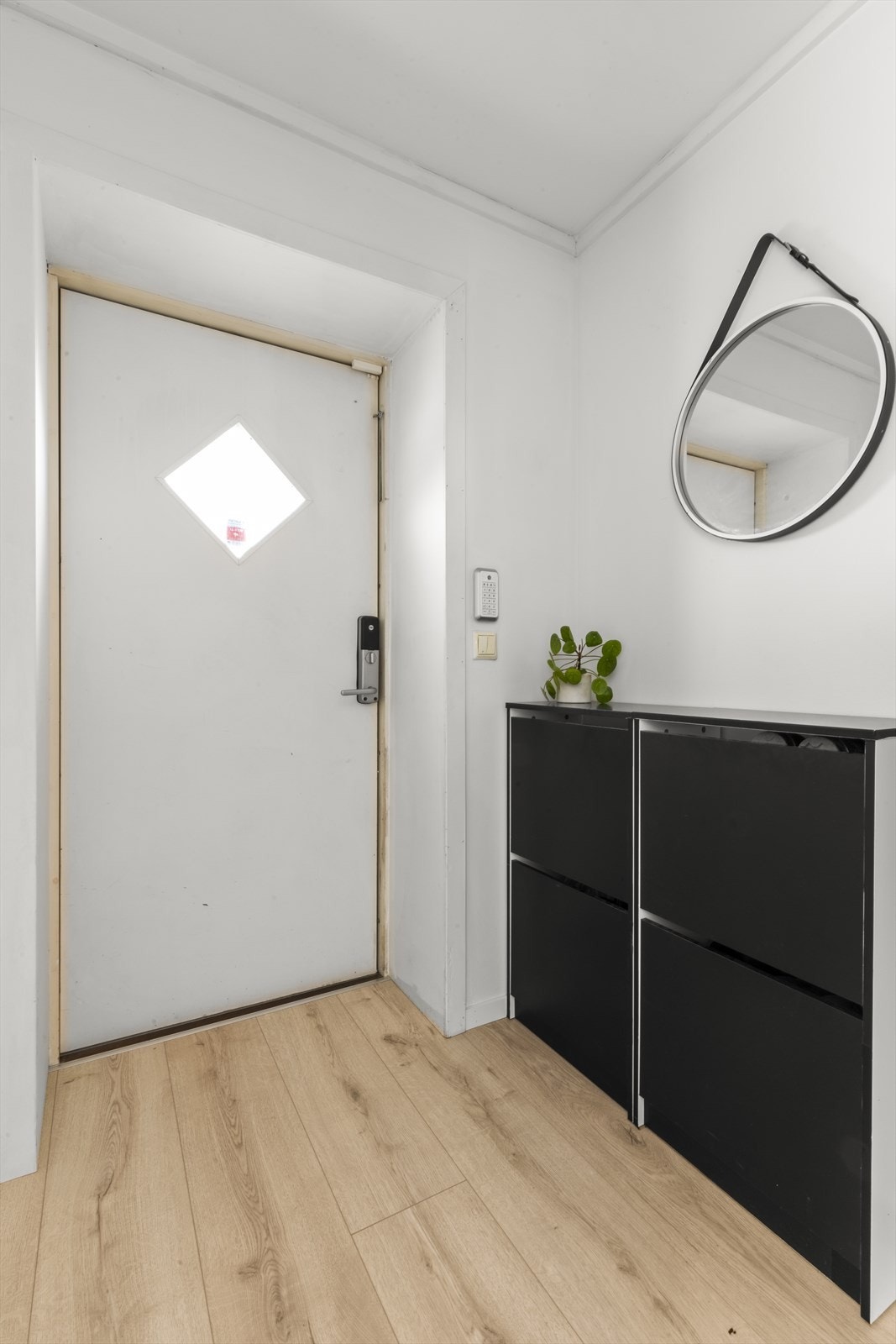Flott inngangsparti med plass til å henge fra seg sko og jakker. Praktisk kodelås på døren så du slipper å glemme nøkkelen! Galleribilde