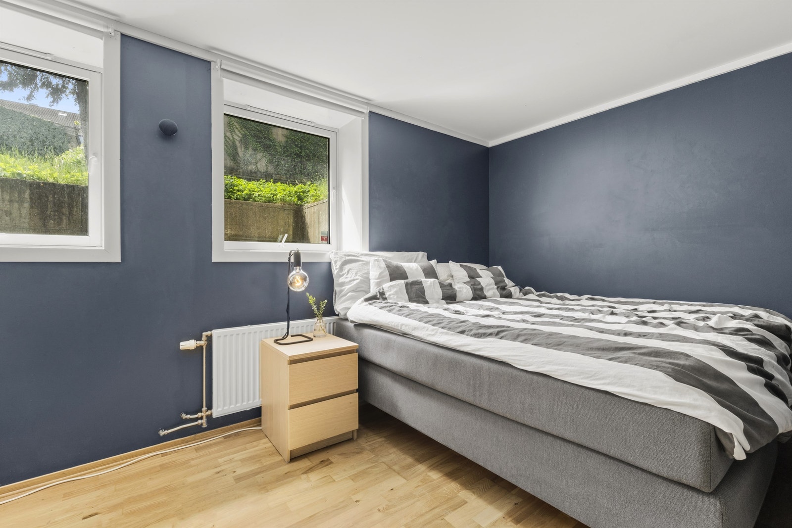 Stort soverom med god plass til garderobe og dobbeltseng Galleribilde