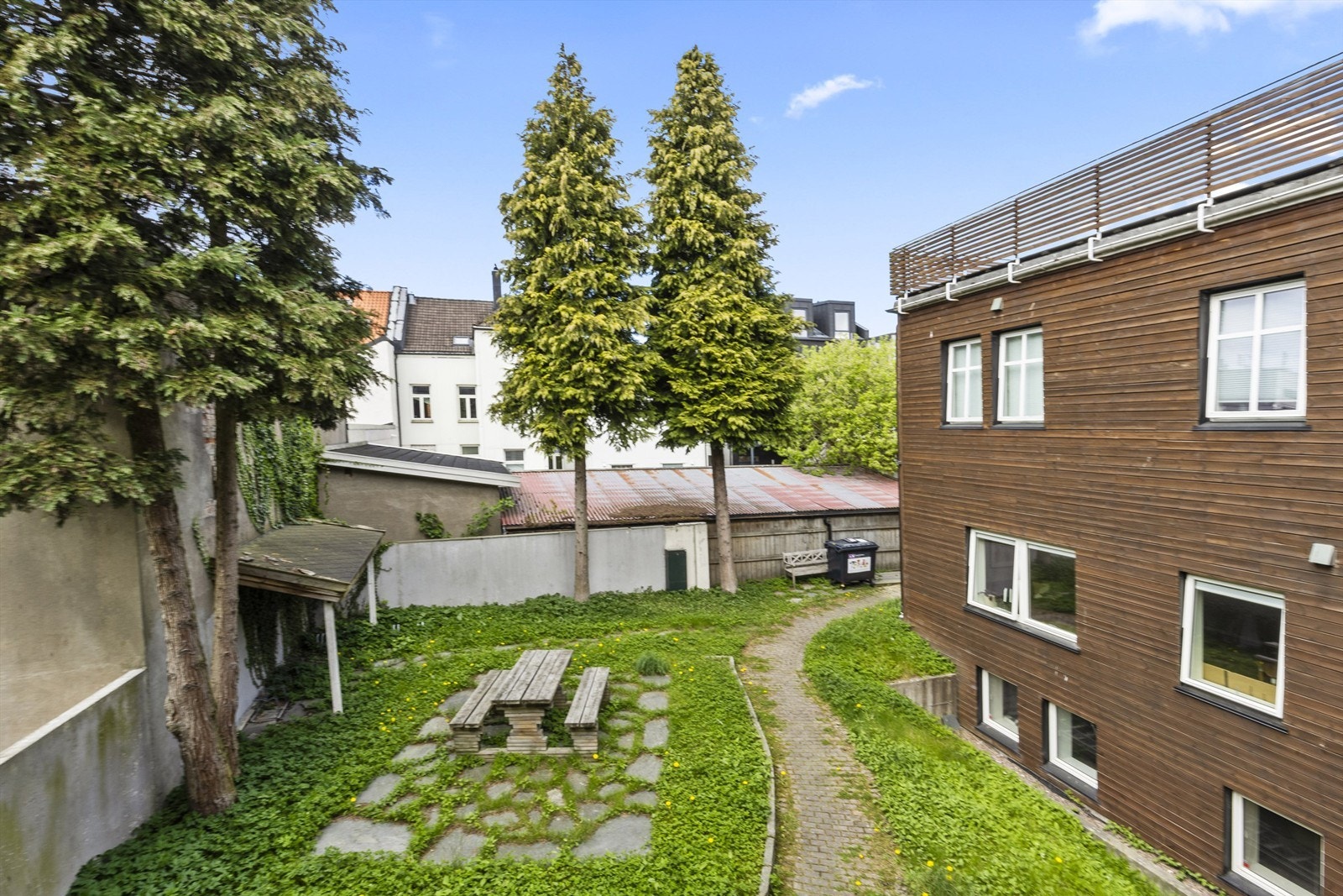 Lun og usjenert bakgård Galleribilde