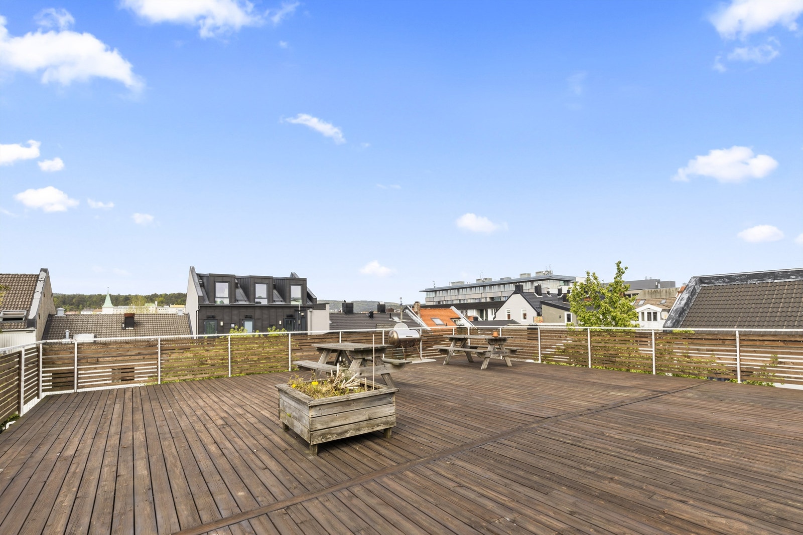 Sameiet disponerer en flott og solrik takterrasse Galleribilde