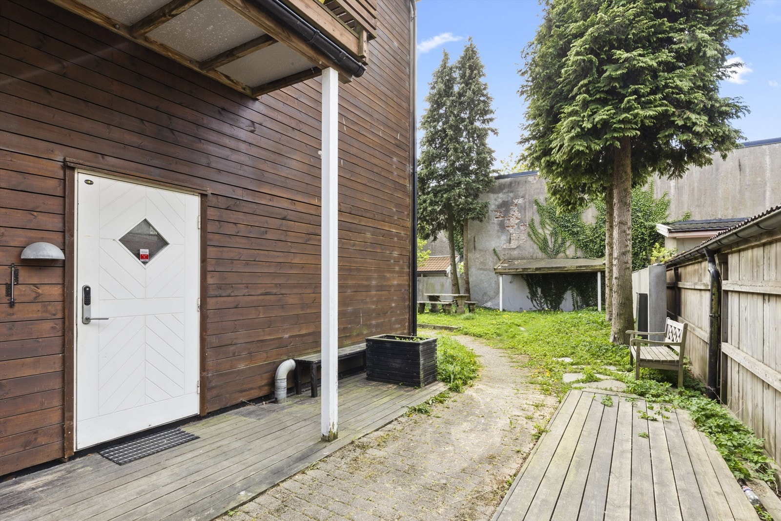 Inngangsparti til leiligheten, usjenert og tilbaketrukket fra det travle bylivet utenfor Galleribilde