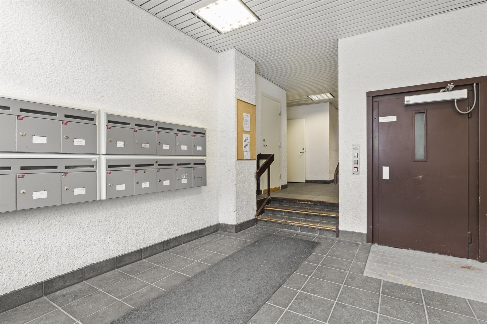Inngangsparti til bygården / fellesareal med postkasser, heis m.m Galleribilde
