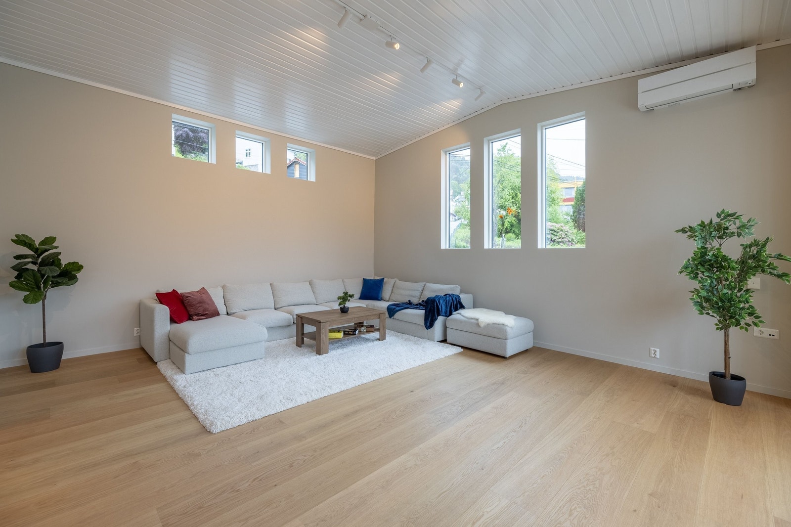 Det er åpnet mot kjøkkenet, og noen vinduer er utvidet. Galleribilde