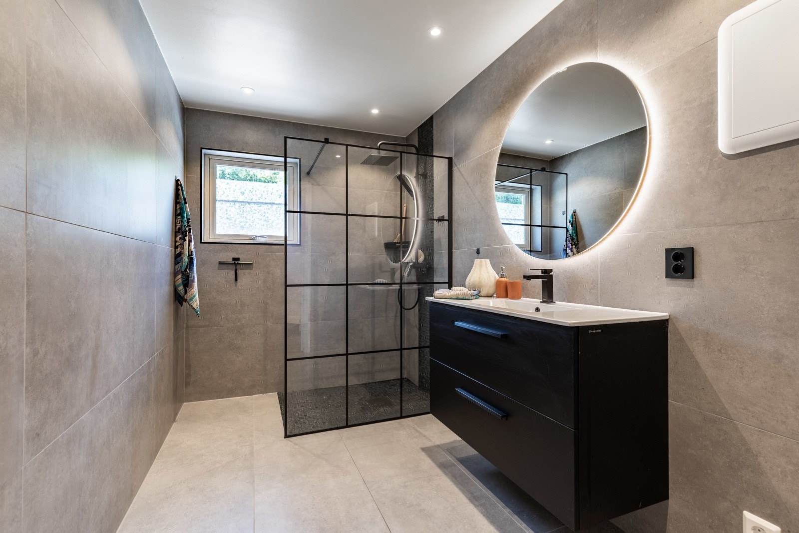 Badet er renovert i 2025 og fremstår meget pent og moderne. Galleribilde