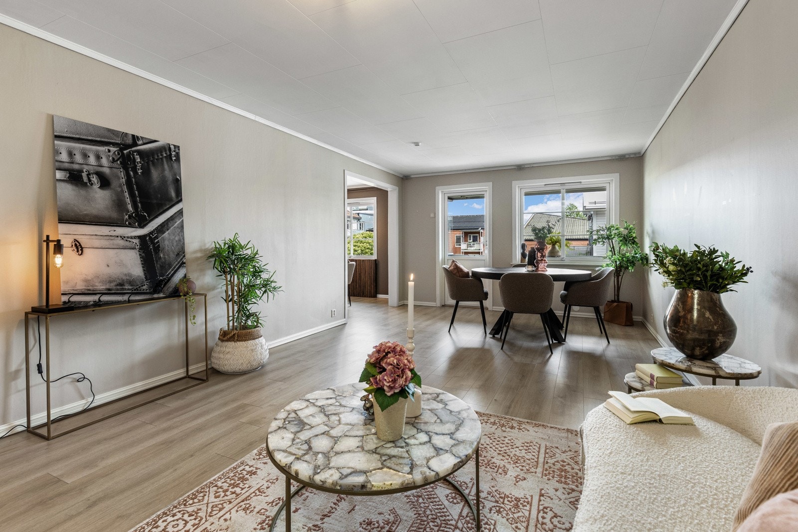 Stuen med plass til både salong og spisegruppe. Galleribilde