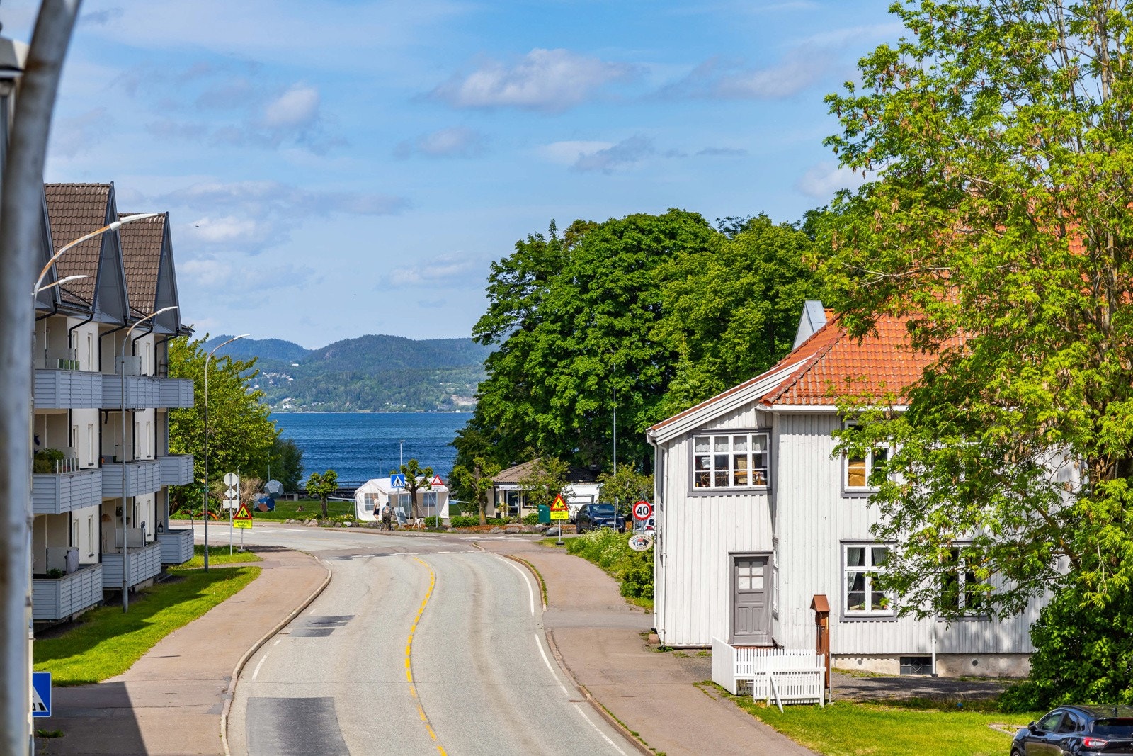 Fra balkongen ser man ned til sjøen. Galleribilde
