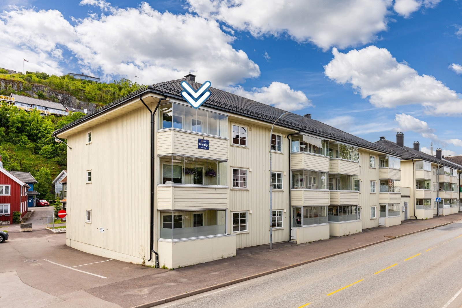 Leiligheten ligger i tredje etasje i en sentral gate i Holmestrand. Galleribilde