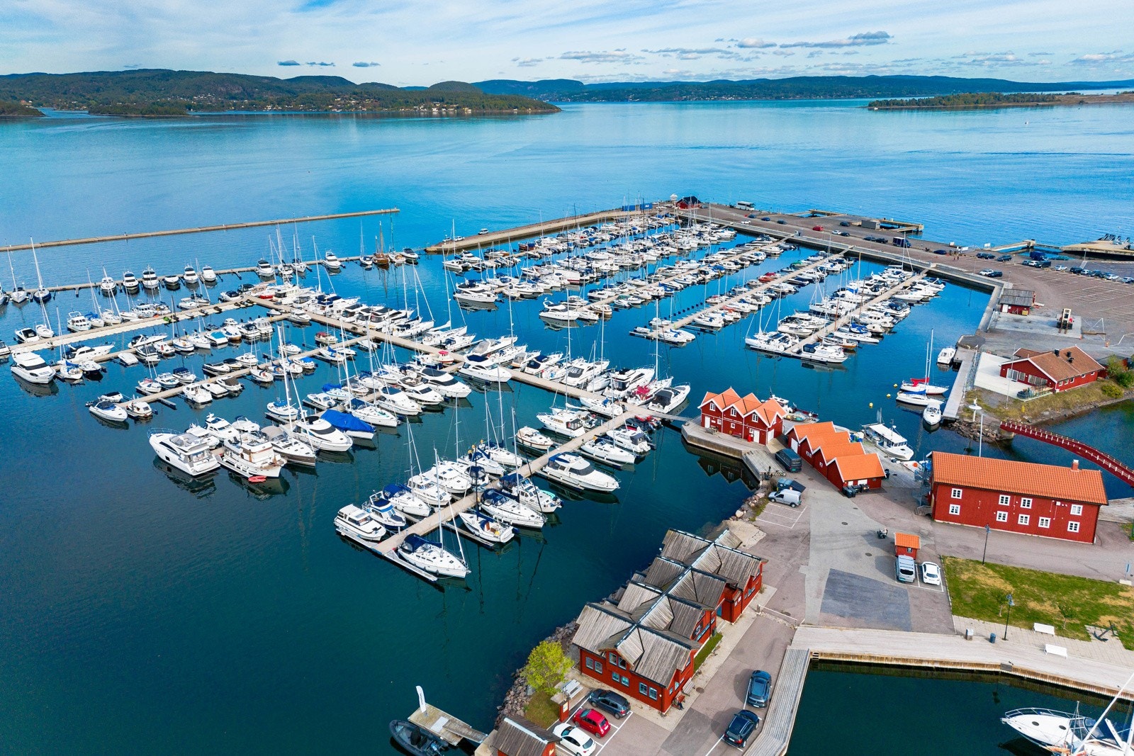 Nærområde byr på flotte havnområder med båtplasser. Galleribilde