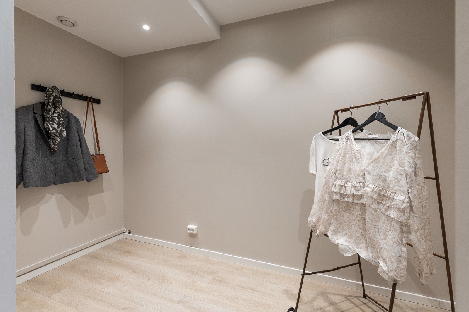 Walk-in closet. Galleribilde