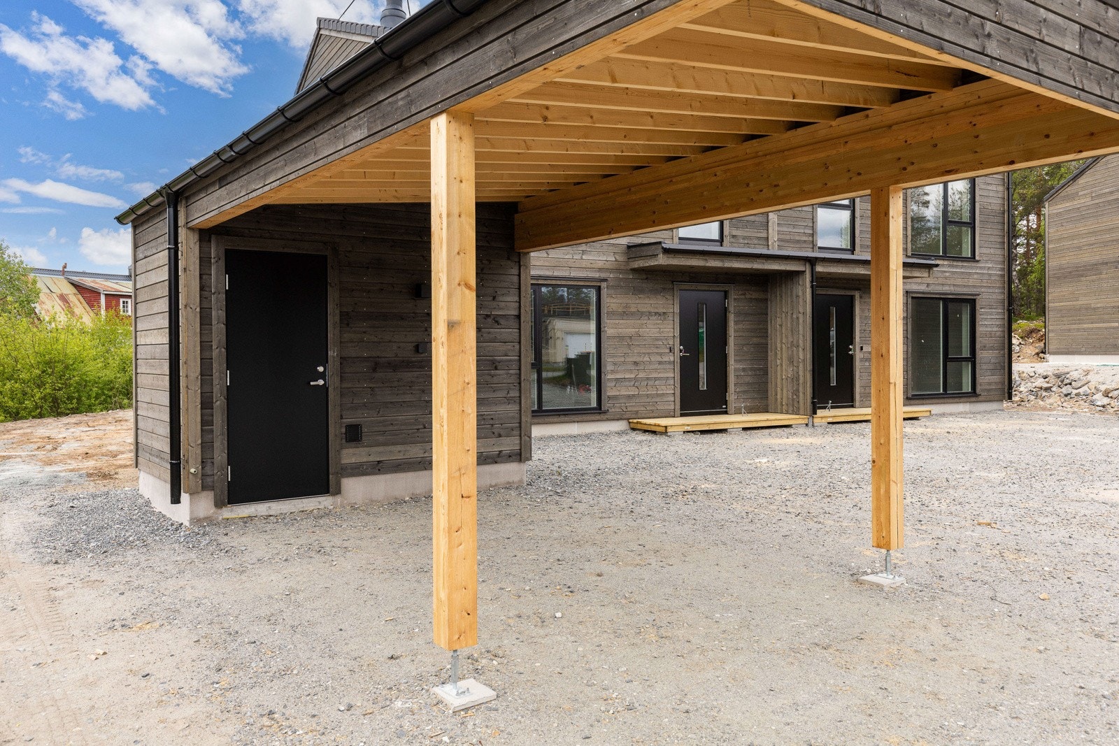 Det er parkering i carport, samt avsatt 1 plass i felles gårdsplass. Galleribilde