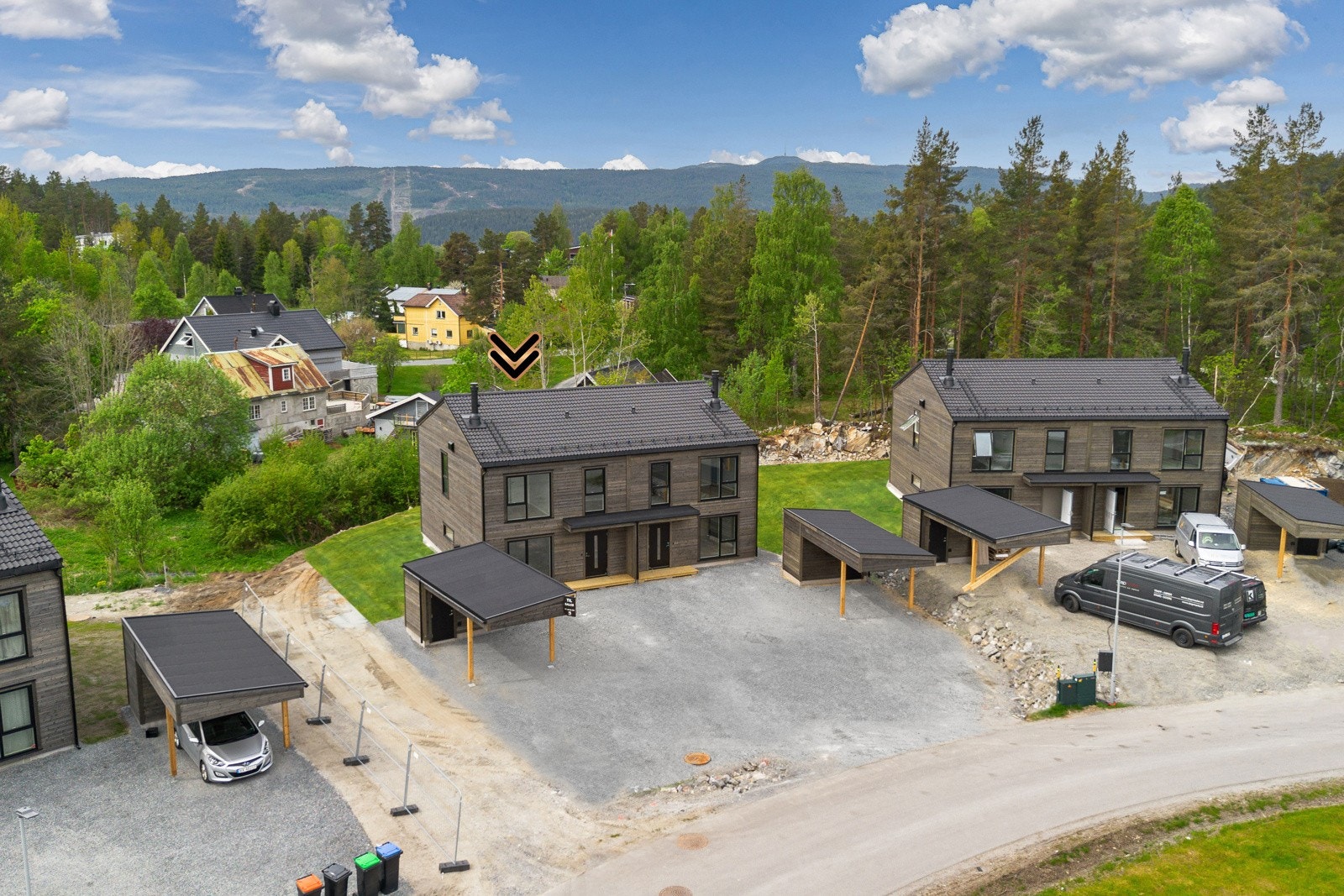 Boligen har en moderne arkitektur som glir fint inn i omgivelsene. Galleribilde
