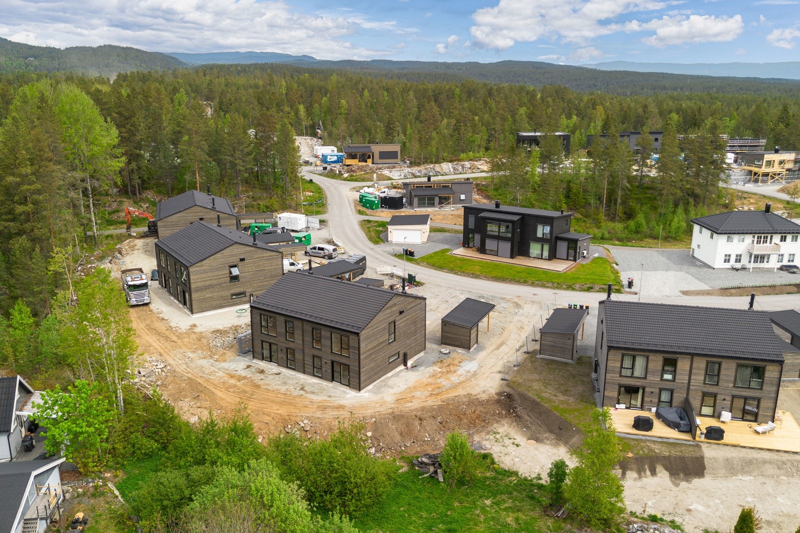 På flatt areal blir det lagt matjord og rundt huset blir det lagt singel. Galleribilde