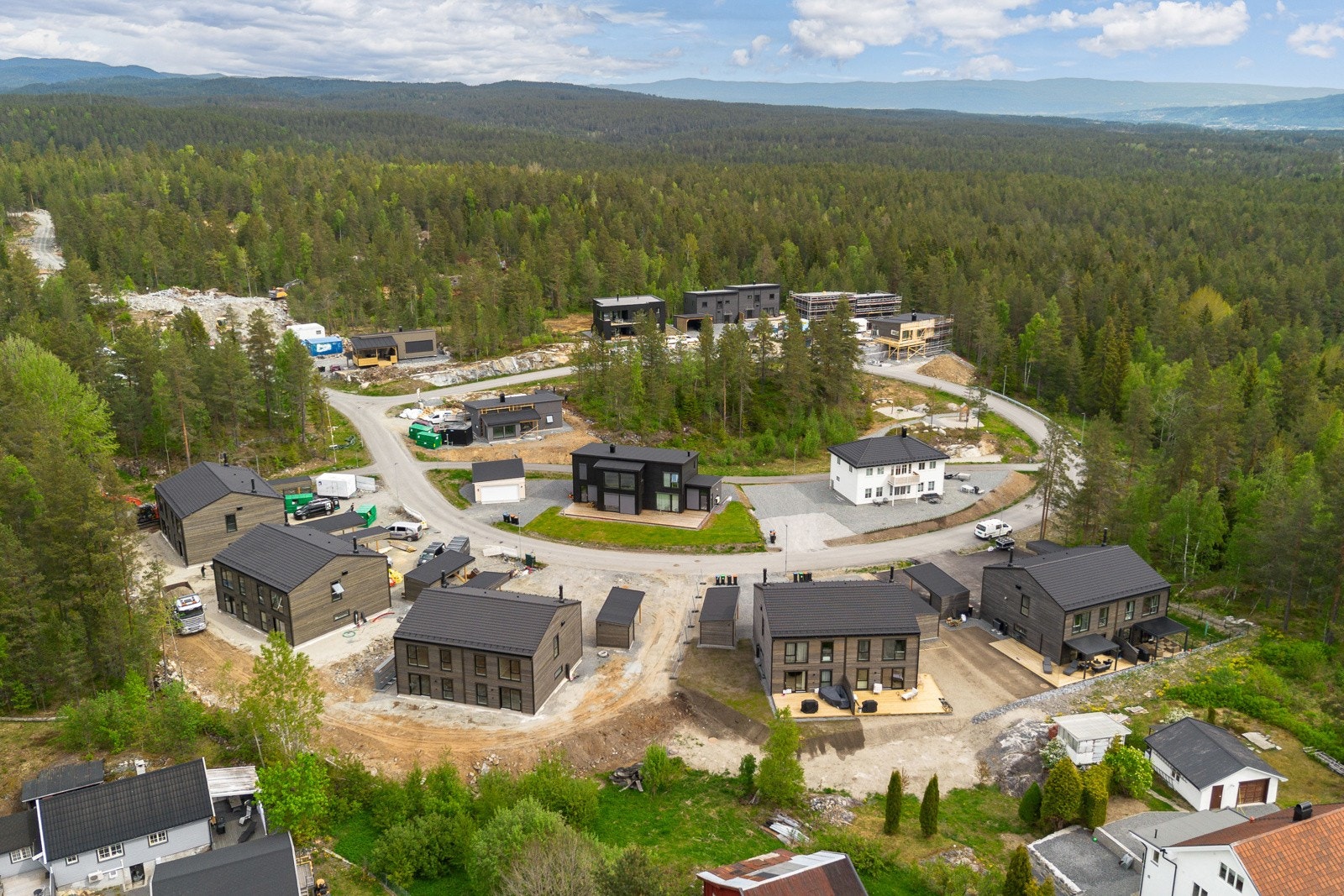 Eiendommen ligger i rolige og barnevennlige omgivelser på Rødshøgda - en helårs naturperle tett på bylivet. Galleribilde