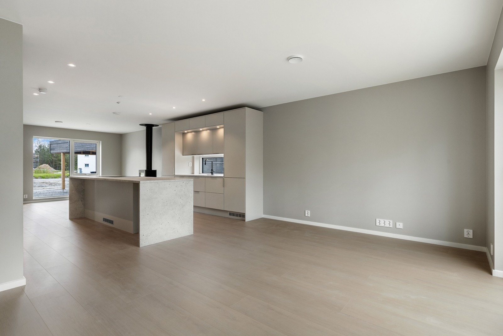 En stue med fleksible møbleringsmuligheter og rom for hele familien. Galleribilde