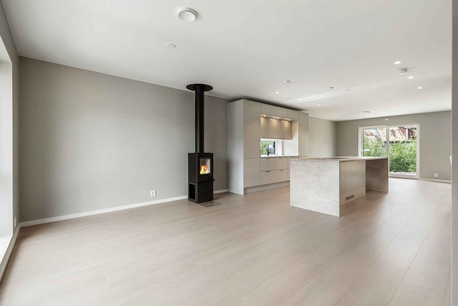 Her er det god plass til både sofagruppe og TV-løsning, mens spisestuedelen har rom for et langbord hvor både hverdagsmiddager og større selskap får plass. Galleribilde