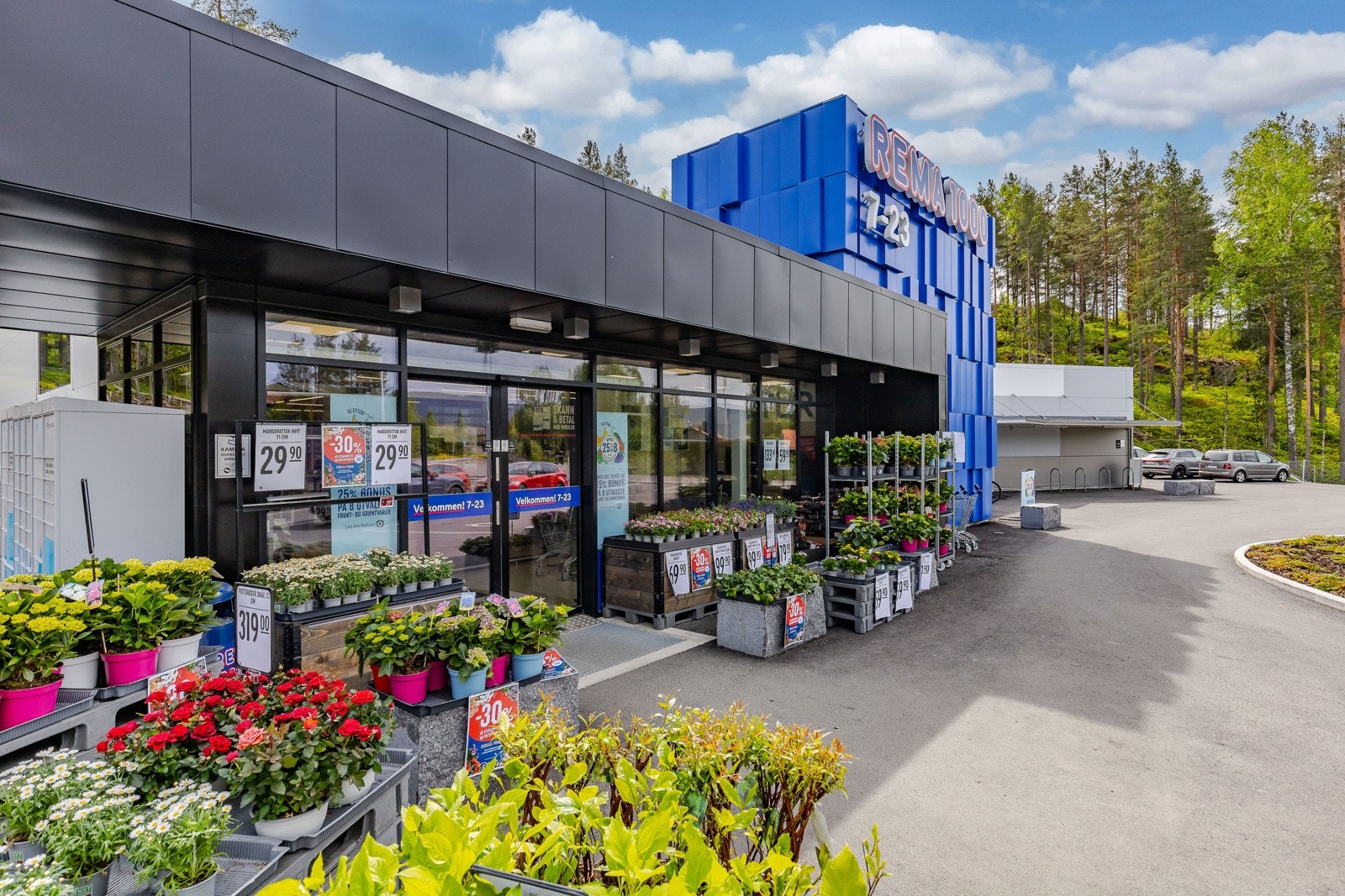 Dagligvarehandelen kan gjøres på blant annet Joker Risteigen og Spar Kongsberg. Tomt for ny dagligvarebutikk er under regulering ca. 500 meter fra Rødshøgda. For øvrig er det kort vei til bykjernen med et godt utvalg av butikker og kjøpesenter. Galleribilde
