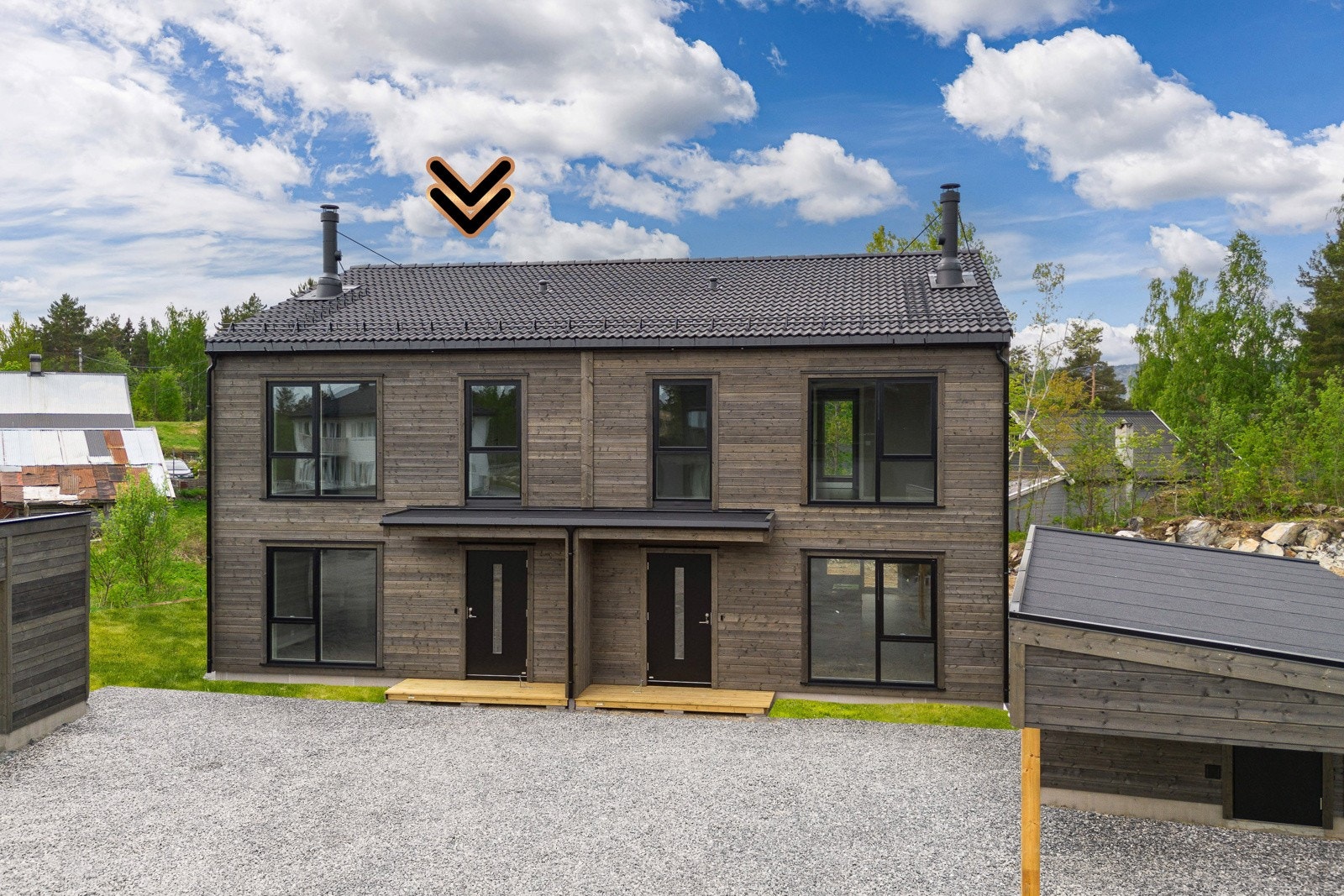 Hage og gårdsplass leveres hovedsakelig grovplanert med stedlige masser, men med gressplen slik man ser på bildene. Galleribilde