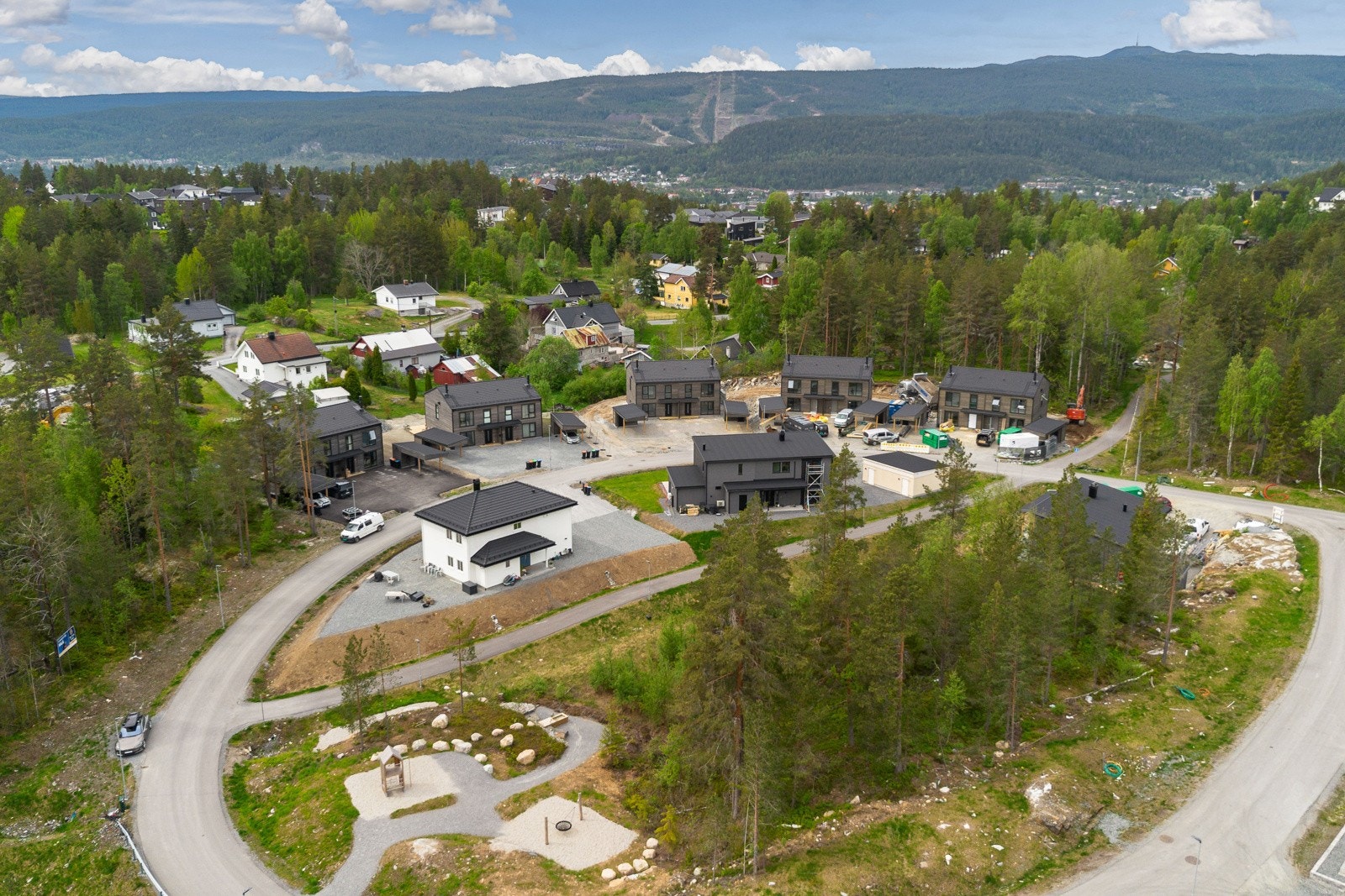 Rødshøgda er Kongsbergs nye, store og spennende boligområde, omgitt av vakker natur kun 2,5 km fra Kongsberg sentrum. Galleribilde