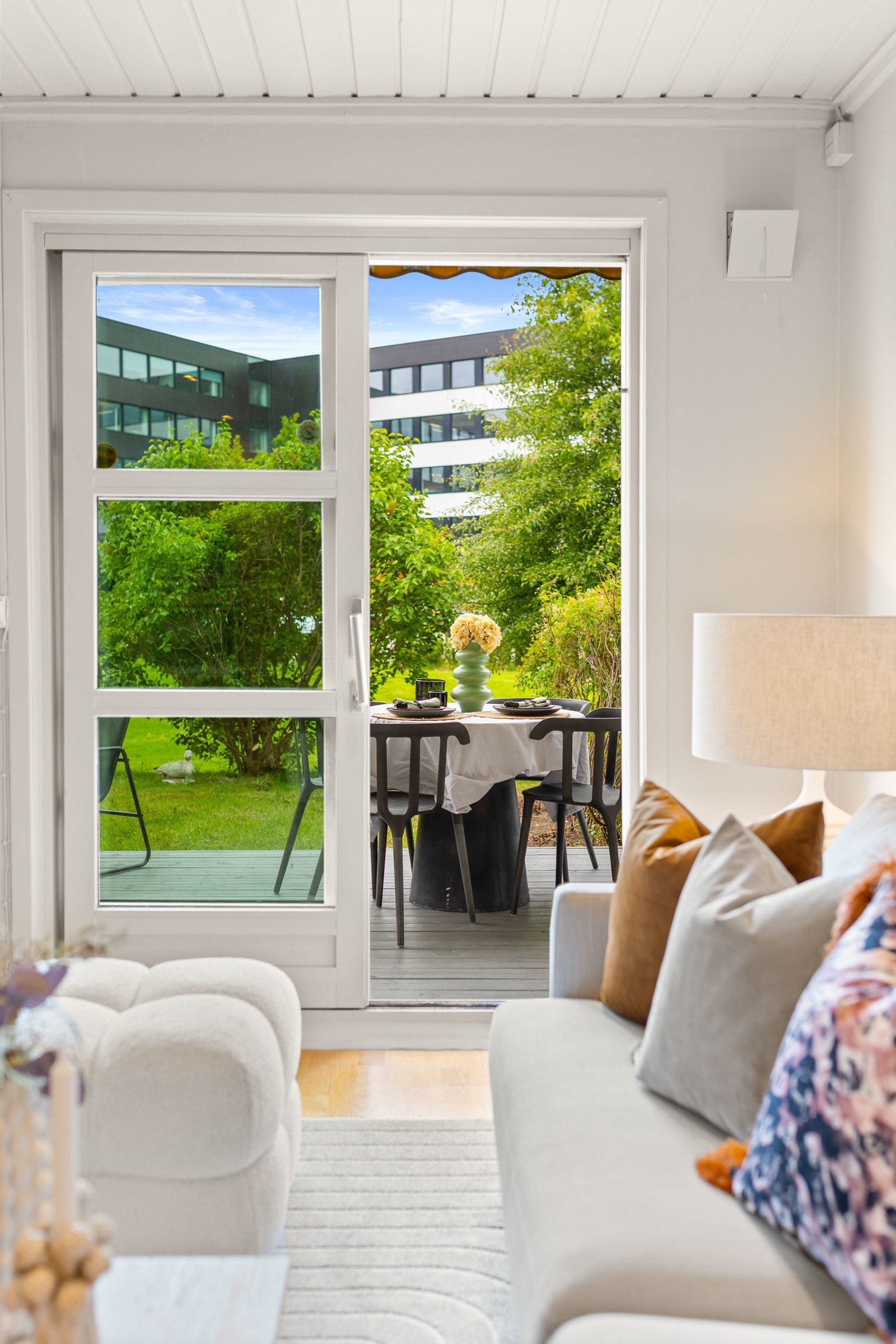 Fra stuen er det utgang til terrassen og hage Galleribilde